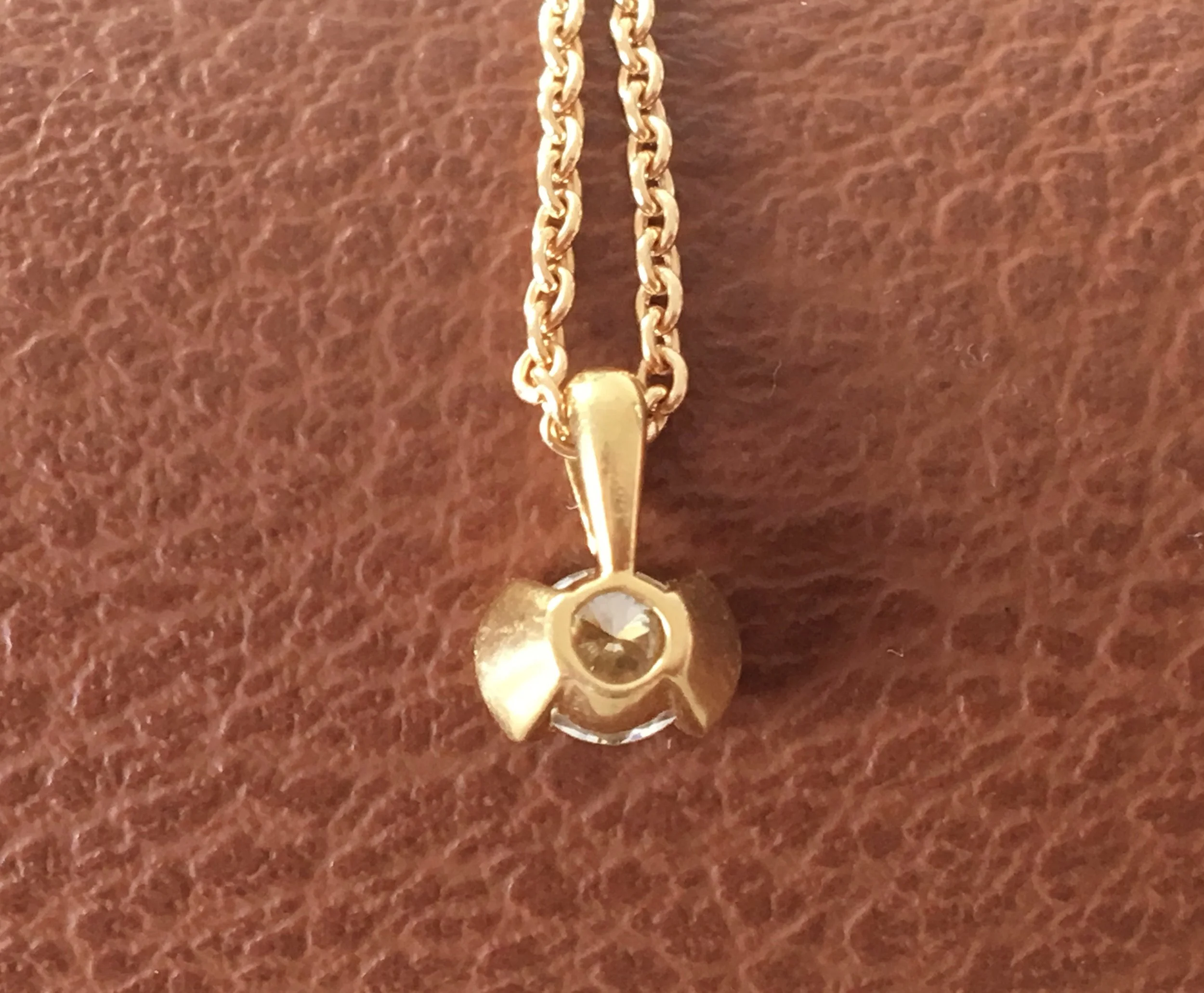 Ravissant collier solitaire en or jaune et pendentif diamant 0,40ct —  Bijoux Anciens Paris E-shop de Bijoux Anciens Vintage de luxe