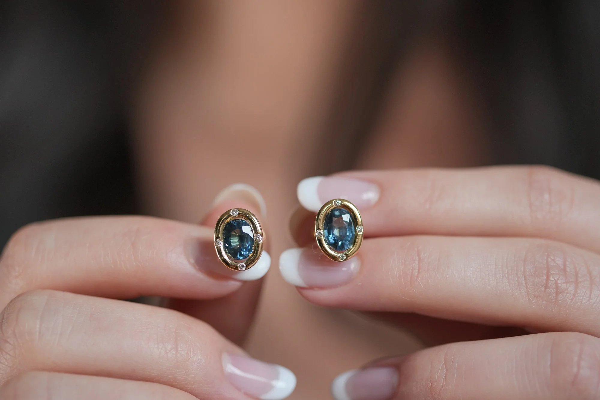 ADR2594-Boucles-doreilles-saphirs-ovales-diamants-or-jaune2.jpg