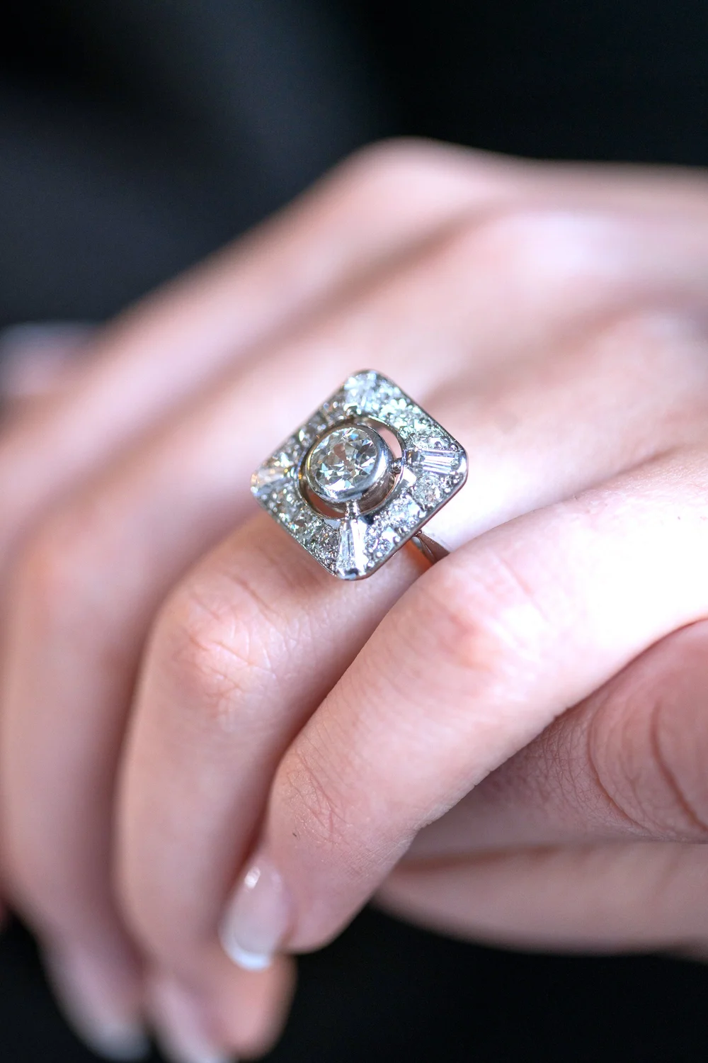 Bague de cocktail Art déco 1930 en platine avec aigue-marine et