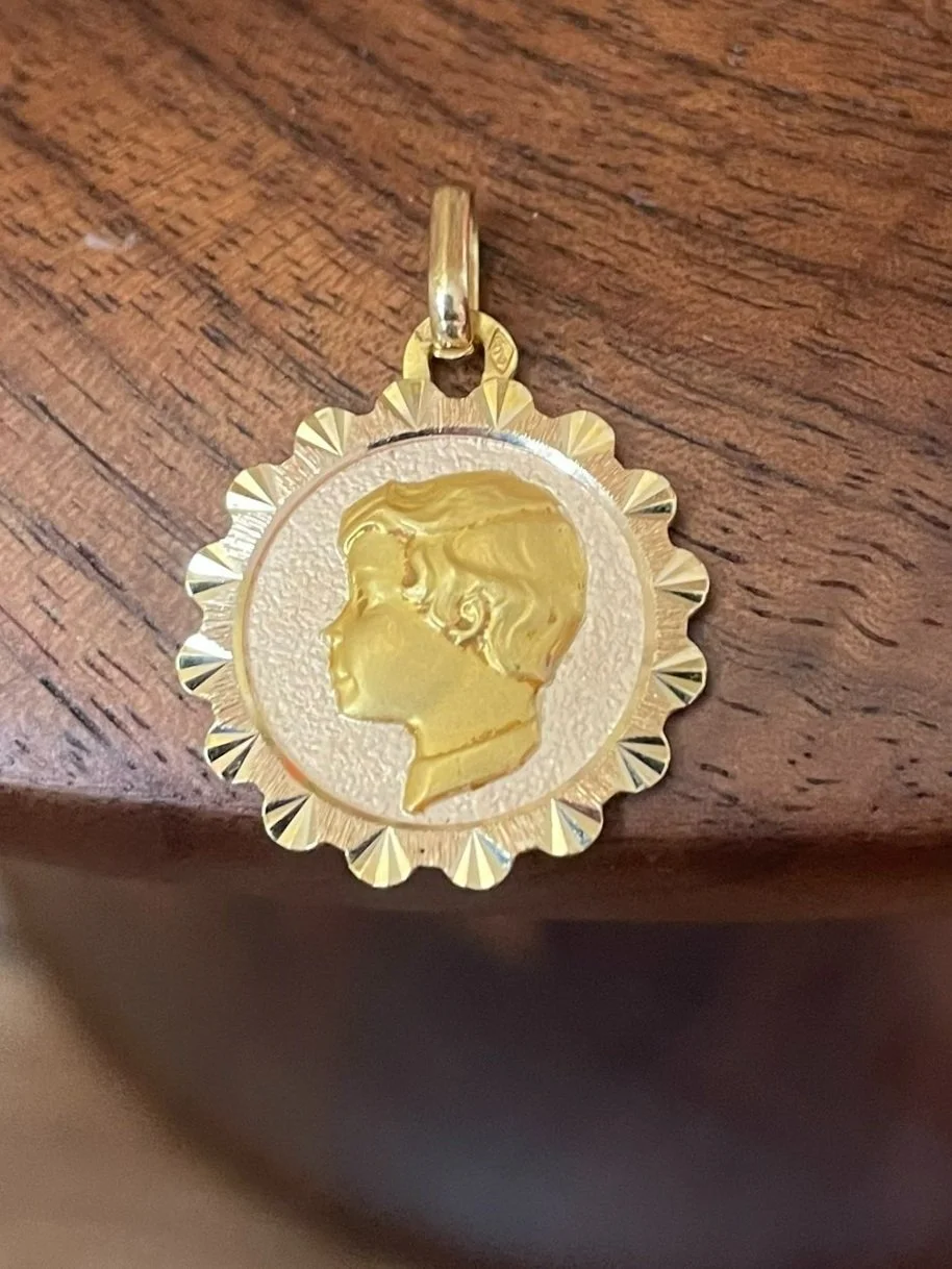 Pendentif en or jaune représentant une tête d'enfant de profil