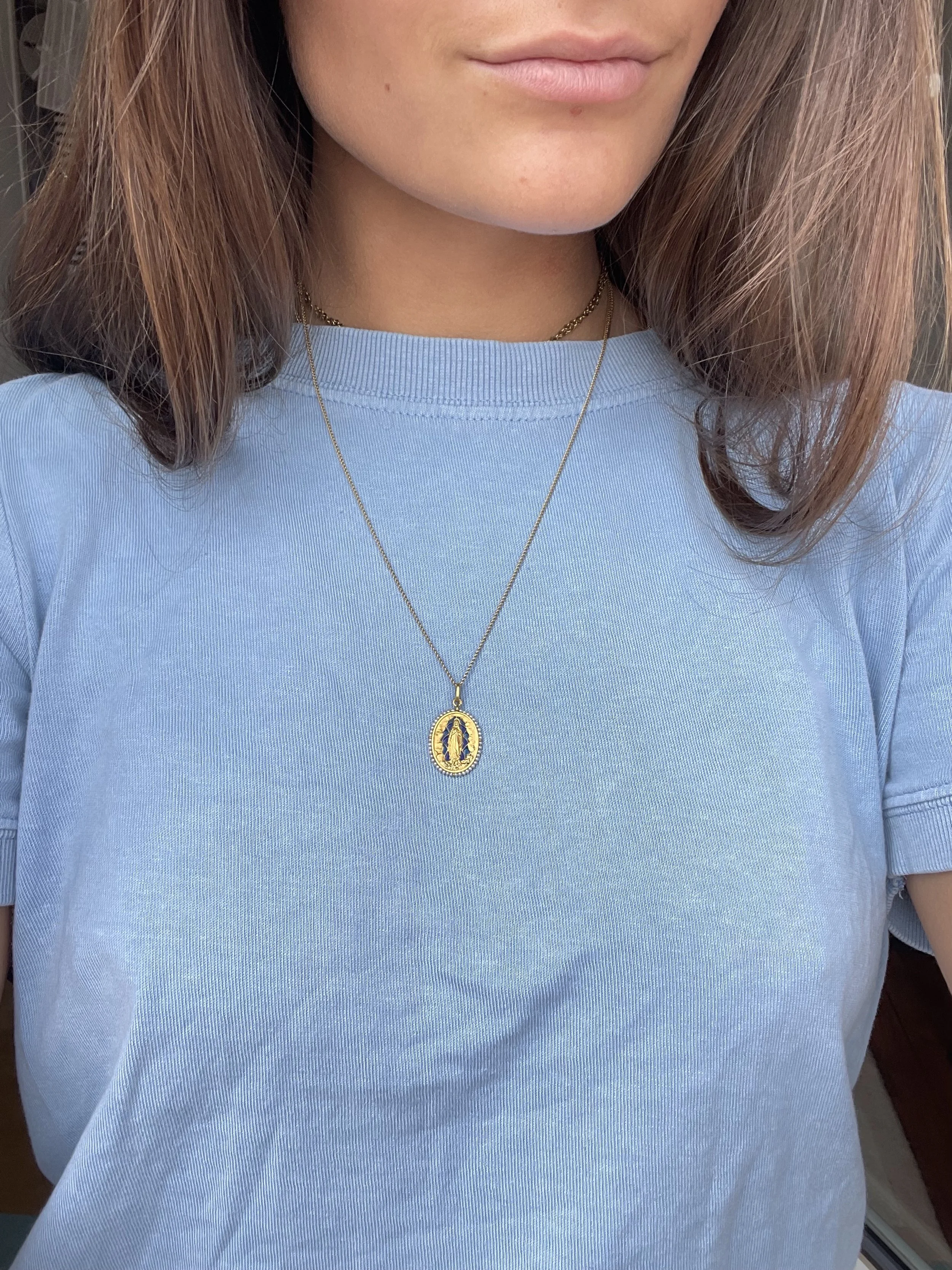 ADR2627-médaille-vierge-or-jaune-émail-bleu (4).jpg