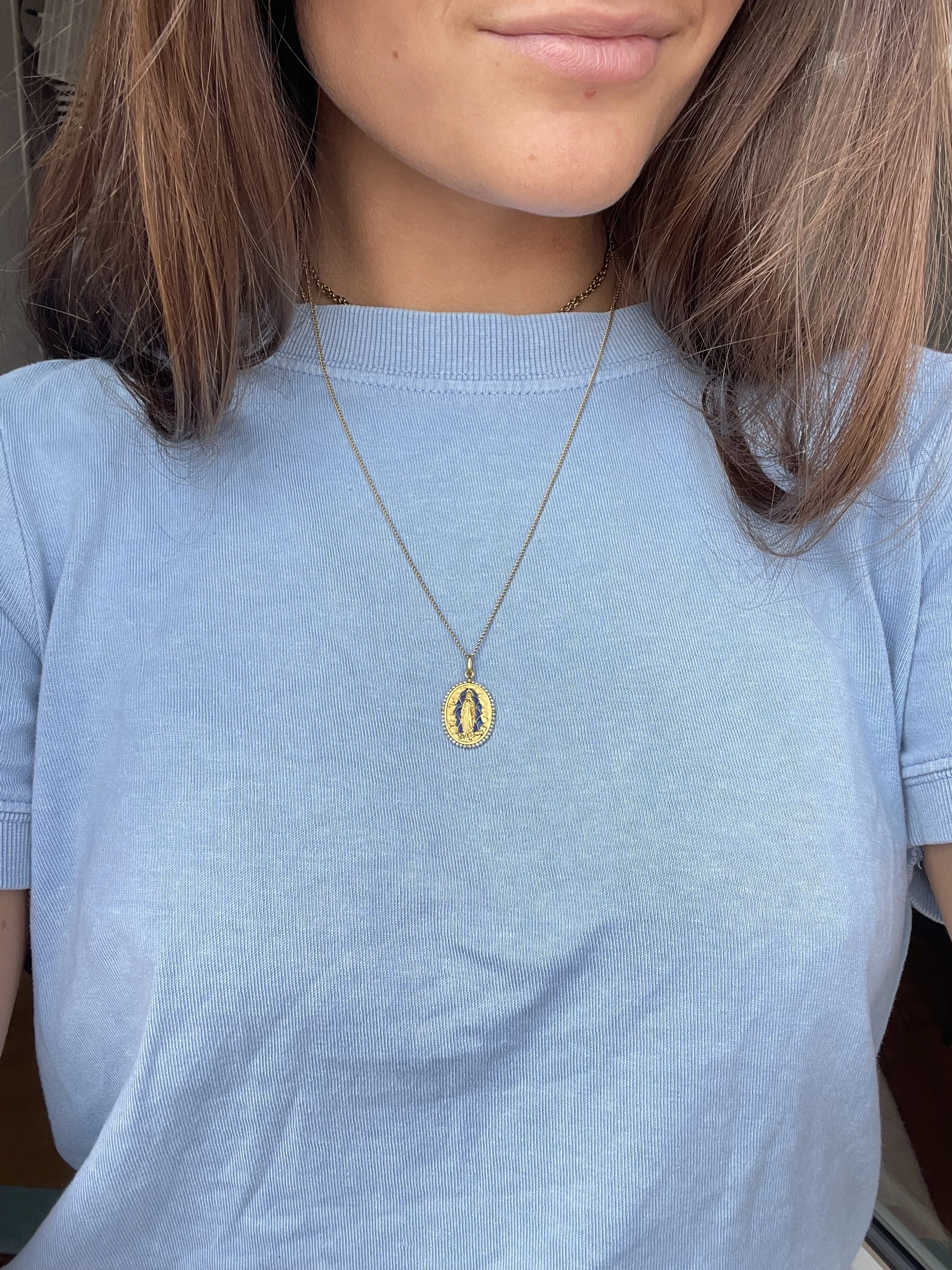 ADR2627-médaille-vierge-or-jaune-émail-bleu (2).jpg