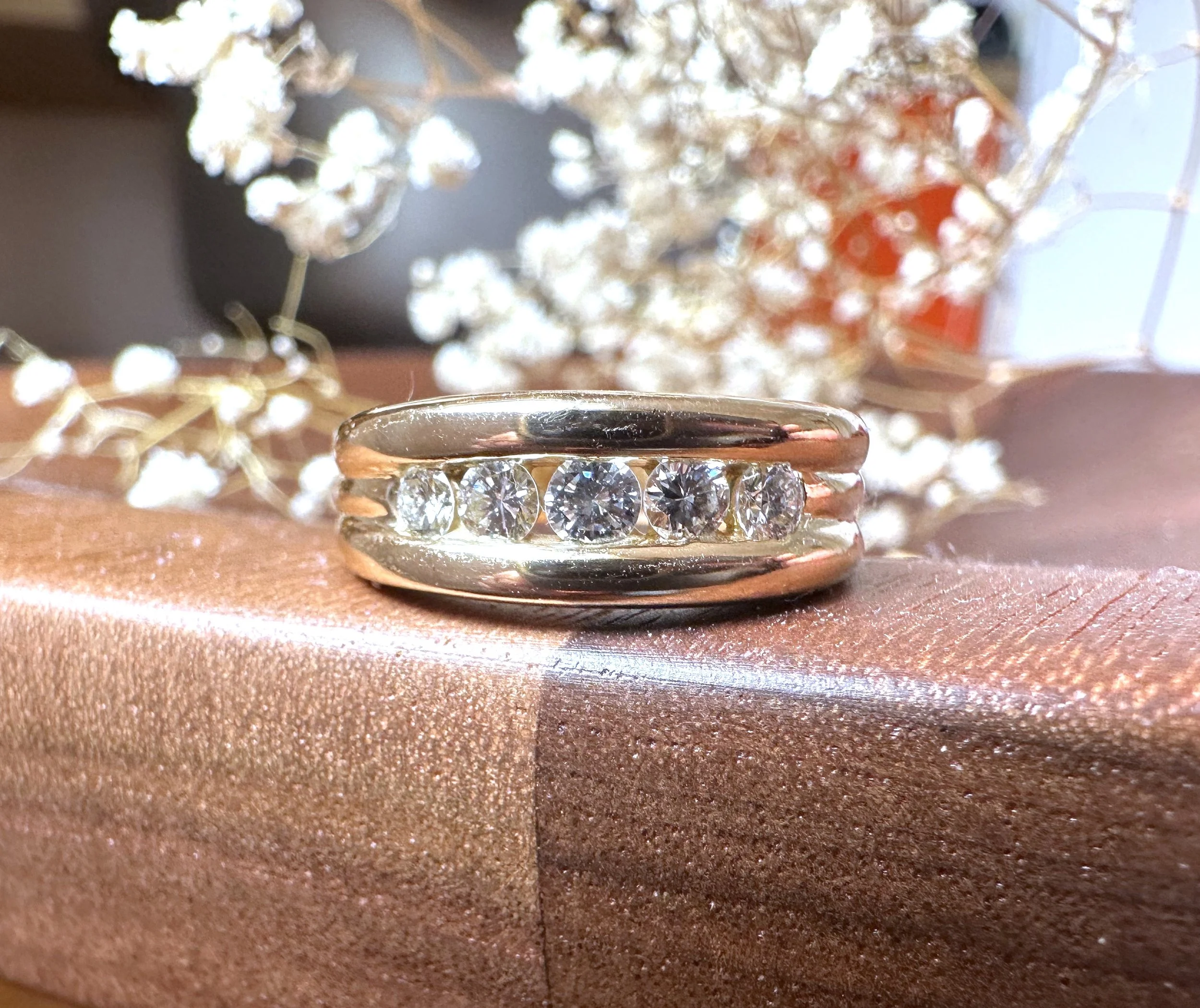 Demi alliance en or jaune et diamants de taille décroissante T53,5 - Main Image