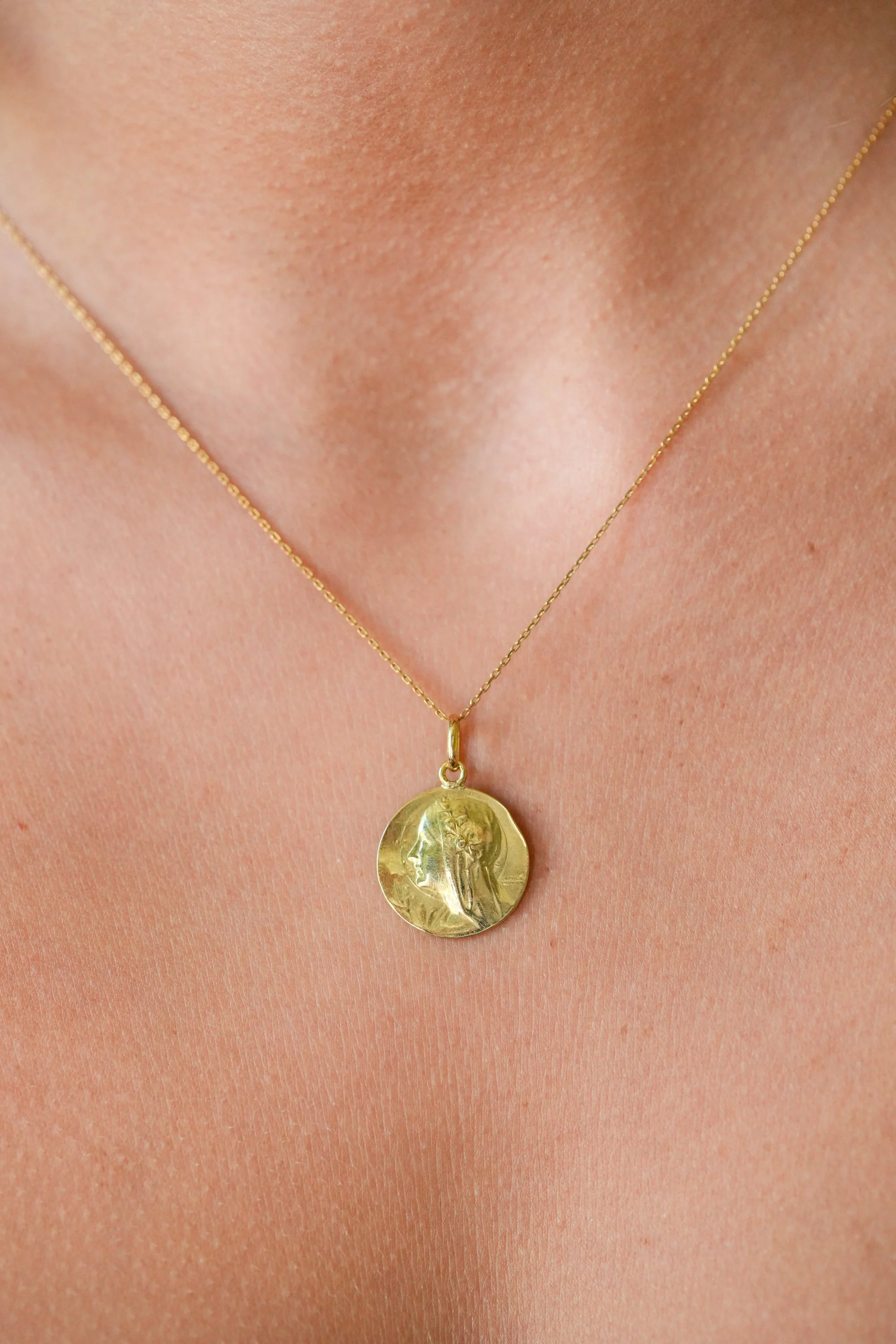 ADR2585-2-médaille-or-jaune-vierge-marie-religion-bapteme-communion-confirmation (1).jpg