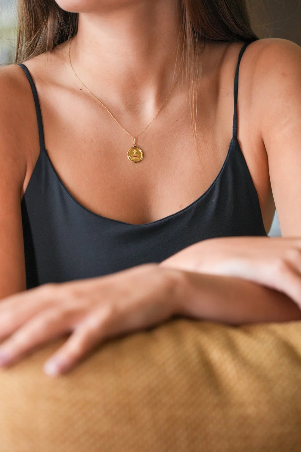 Pendentif Médaille D'amour Or 18k AUGIS - « + Qu'hier - Que Demain » - Rubis Synthétique - Neuf