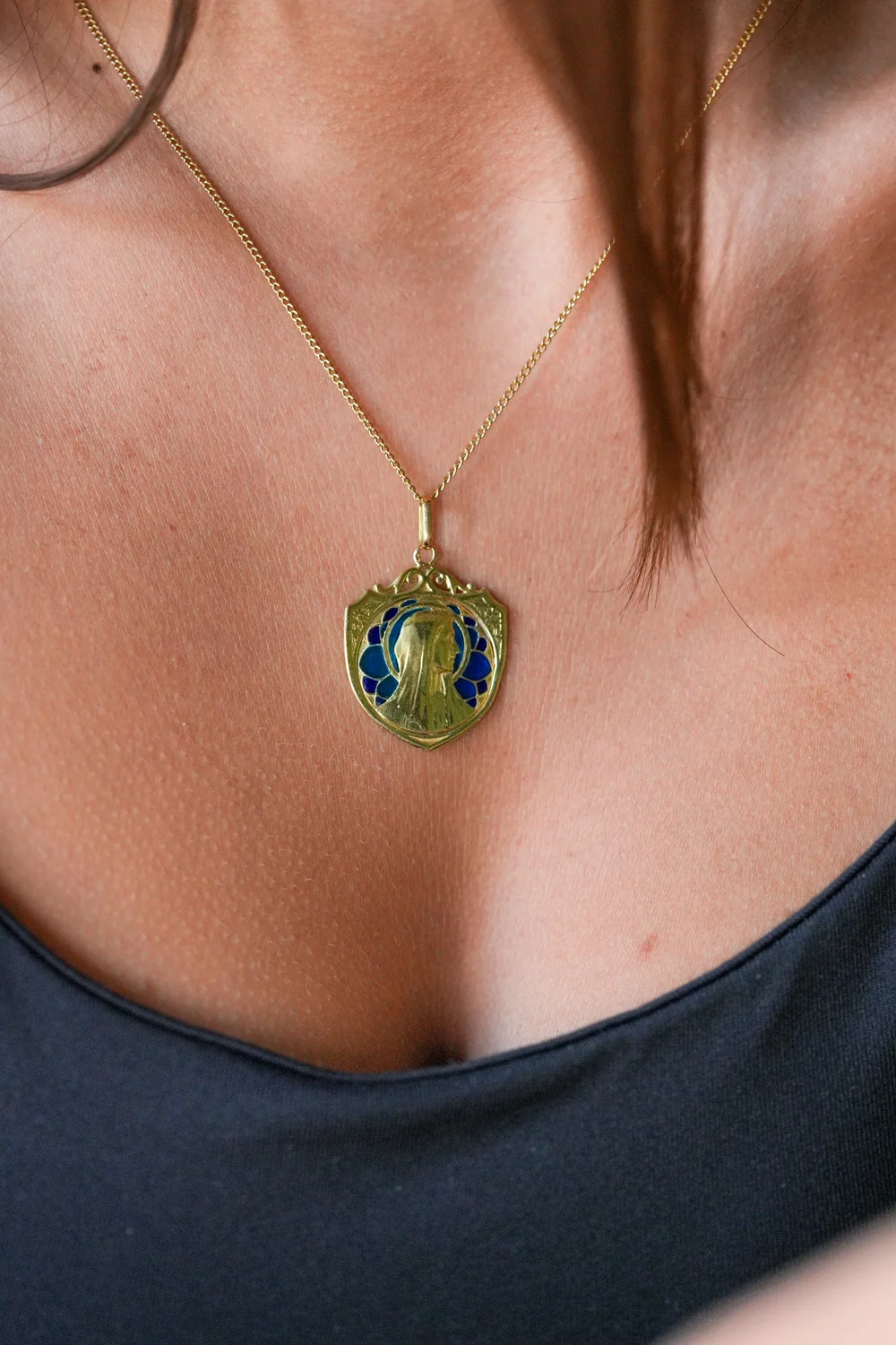 Pendentif Médaille Ancien En Plaqué Or - Représentation Du Christ, émaillé Bleu - Format Petit (0,8 Cm) - Occasion Bon état