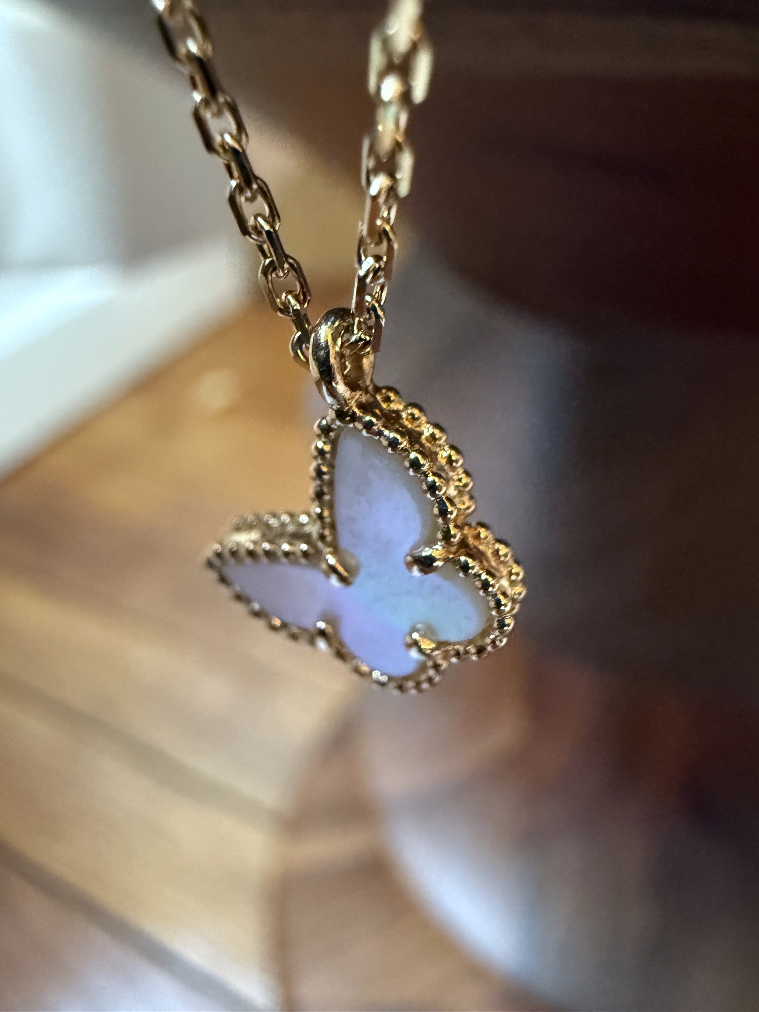 ADR2632-Collier-VCA-or-jaune-nacre-papillon-butterfly2.jpeg