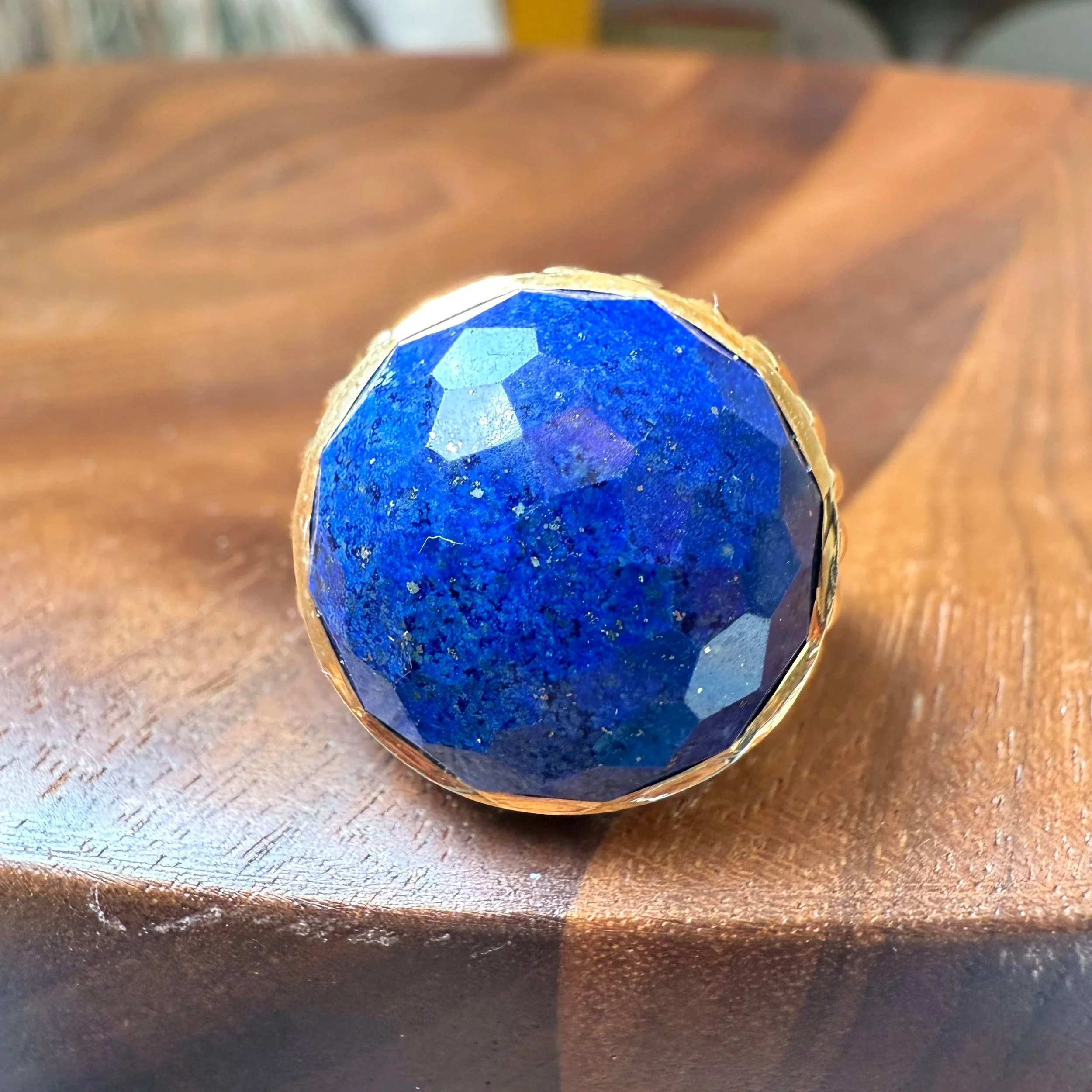 "L'Éclipse" Importante bague vintage en or rose et Lapis Lazuli
