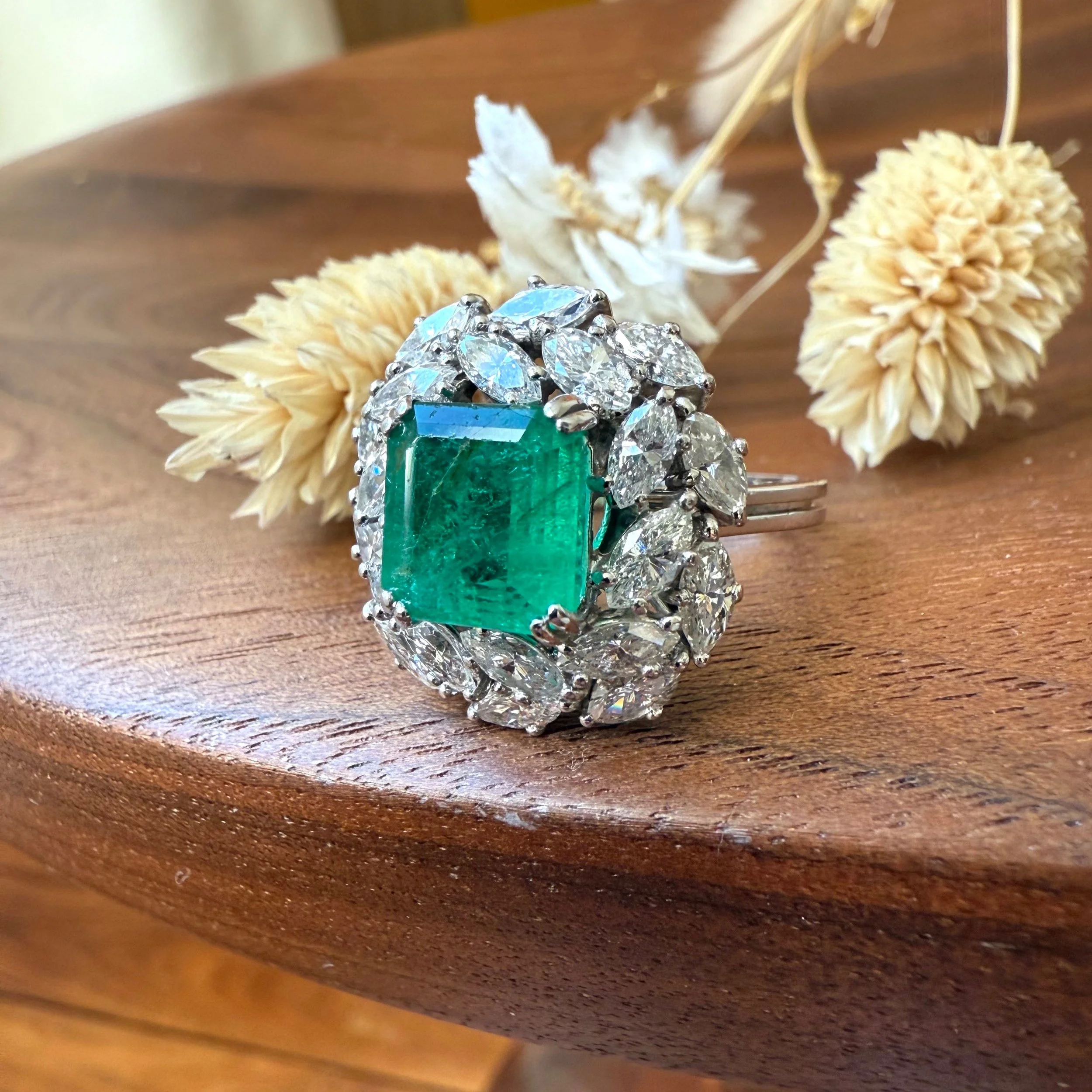 ADR2766-Bague-ancienne-vintage-emeraude-entourage-diamants-navette-rare-unique-castafiore-jewelry-special-bijoux-anciens-paris3.jpg