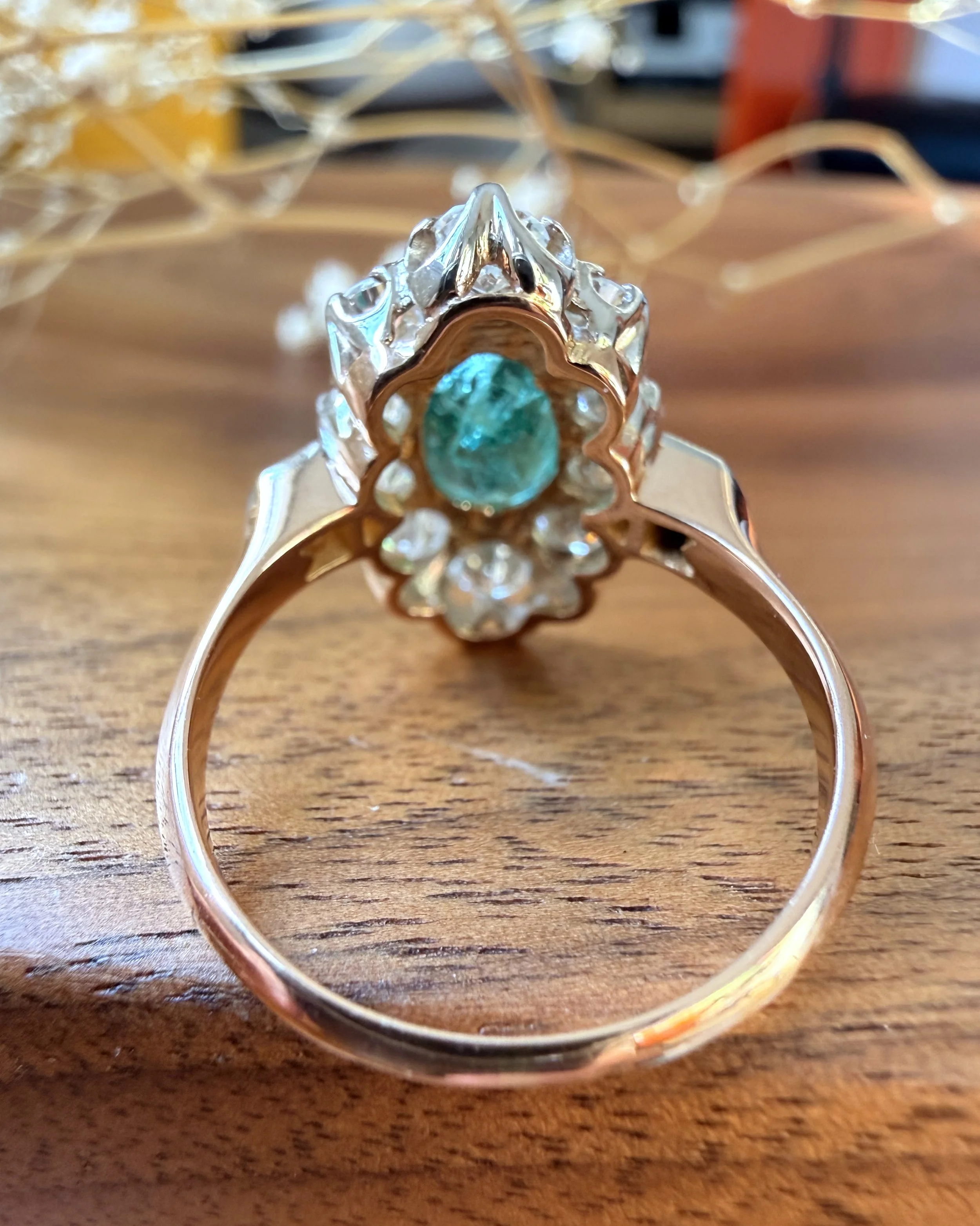 ADR3019-emeraude-zambie-bague-ancienne-halo-diamond-emerald-ring-estate-bijoux-anciens-paris-french-jewelry-unique-estate-vintage4.jpeg