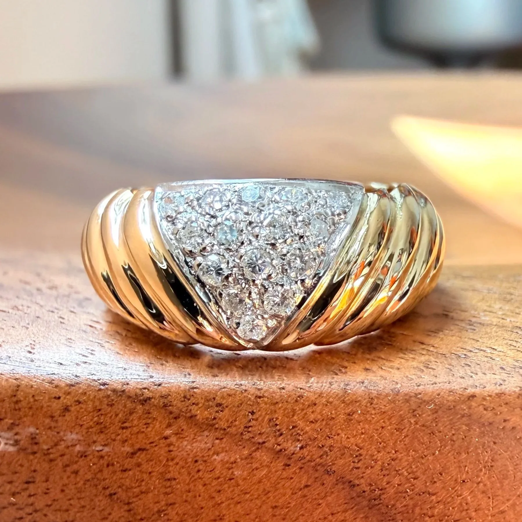 "La Torsade" Ravissante bague semi bombée vintage en or jaune, platine et diamants