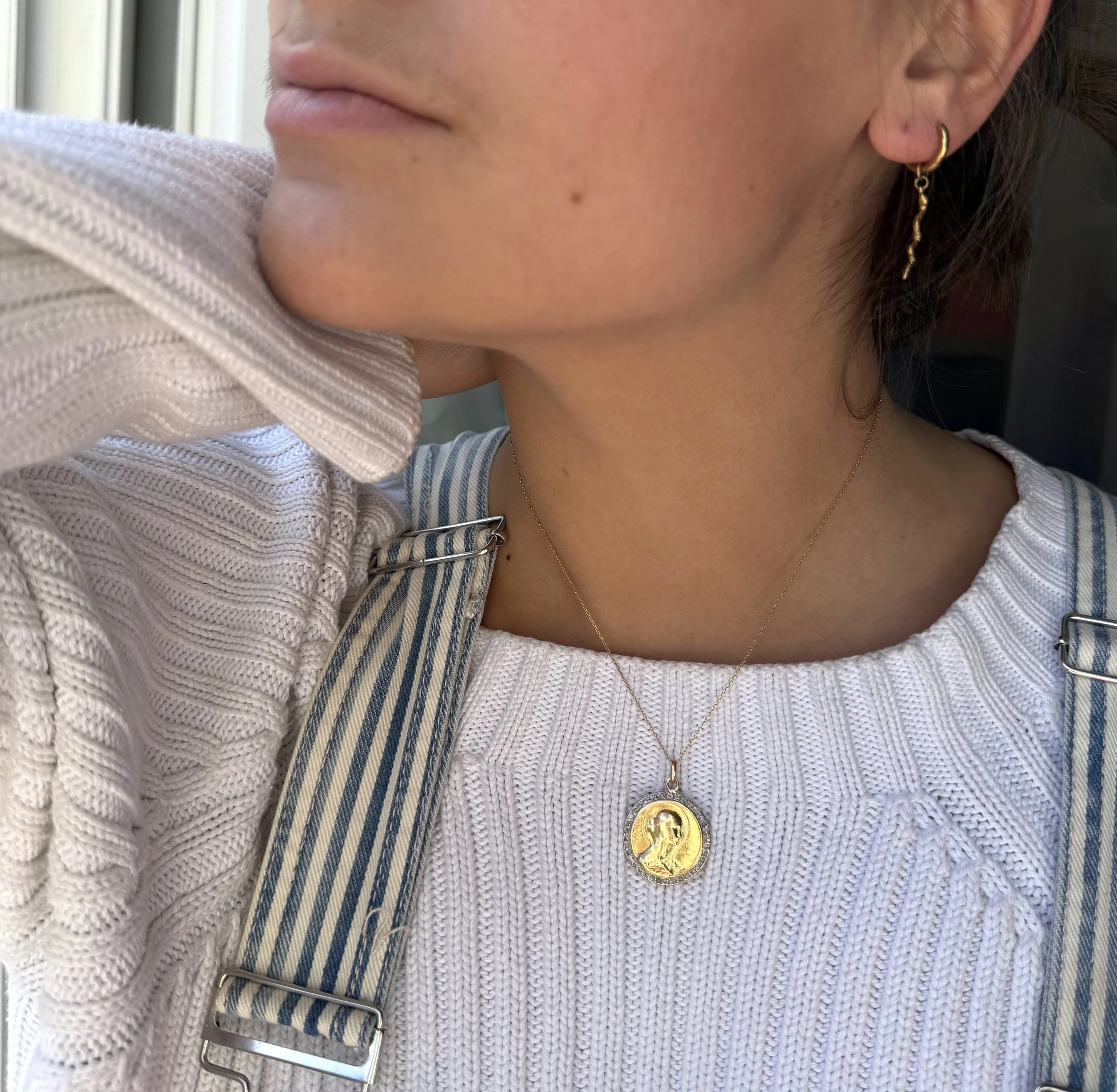 ADR2861-medaille-ronde-or-jaune-diamants-vierge-marie-cadeau-naissance-bapteme-communion-confirmation (1).jpeg