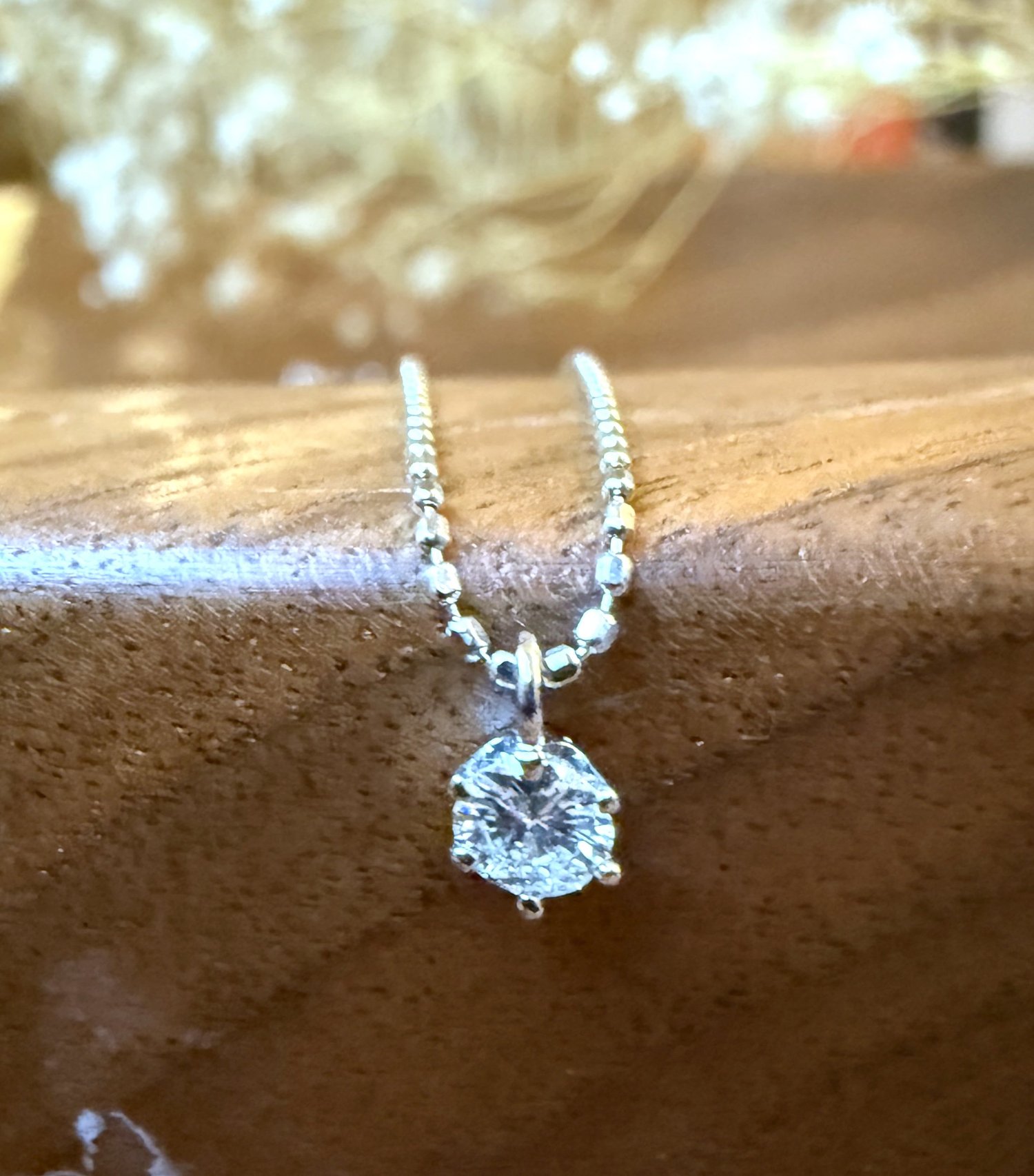 Collier solitaire en or blanc et diamant coulissant d'environ