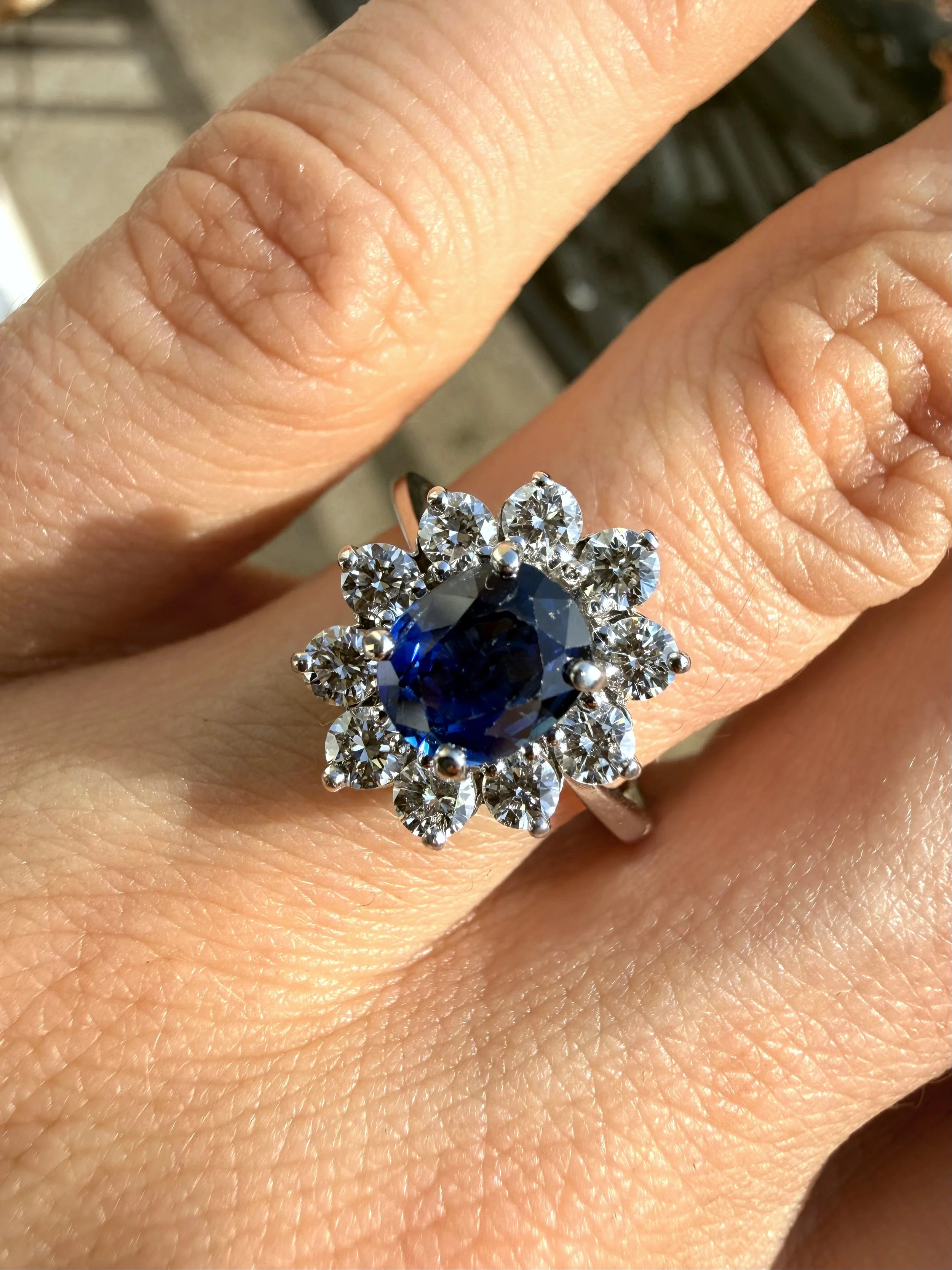 ADR3050-marguerite-saphir-entourage-diamants-bijoux-vintage-grandmere-anciens-paris-french-mariage-wedding9.jpeg