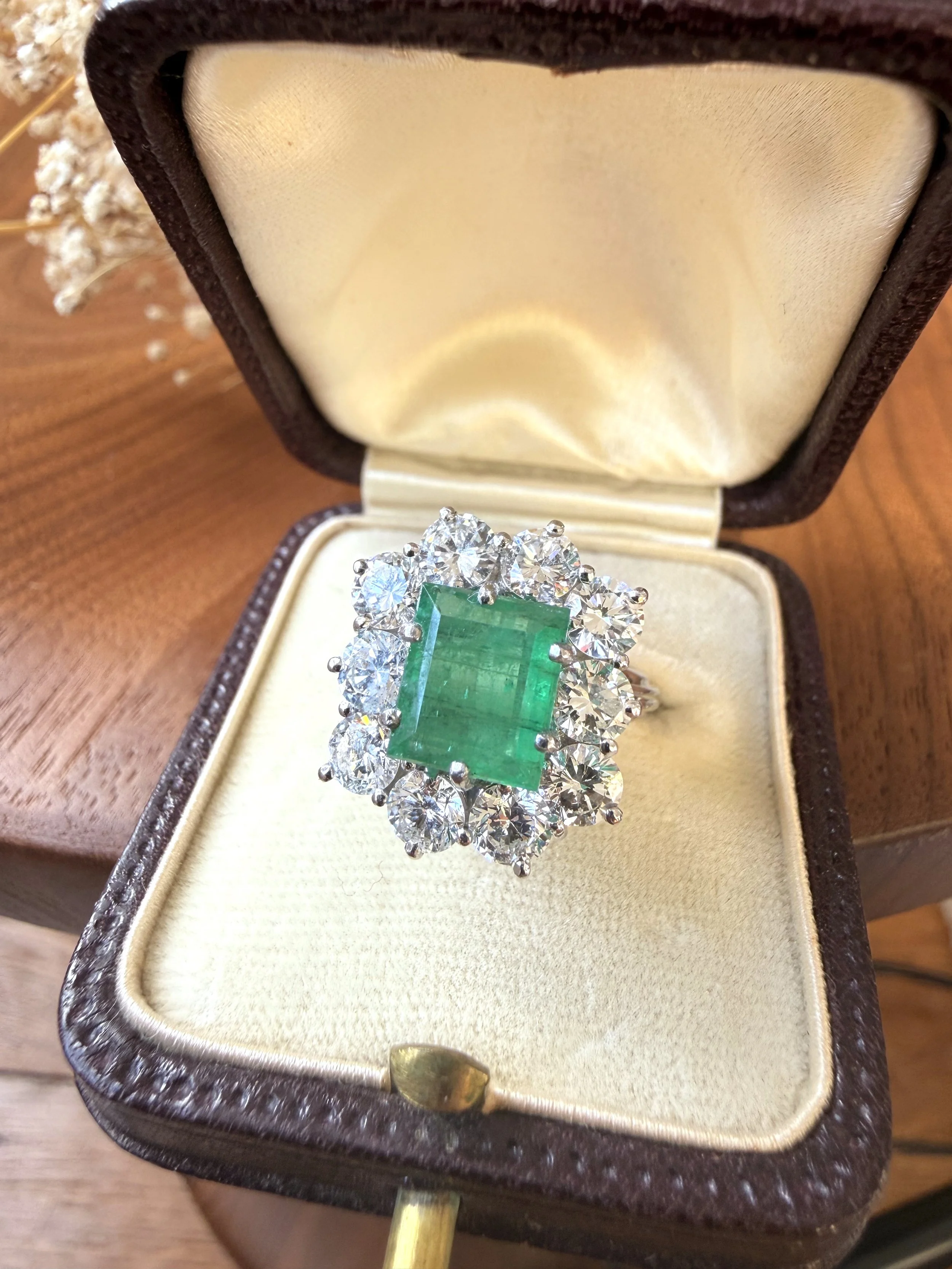 ADR3020-Bague-rectangulaire-marguerite-rare-vintage-emeraude-emerald-bague-mariage-anniversaire-aniversary-paris-french-estate8.jpeg