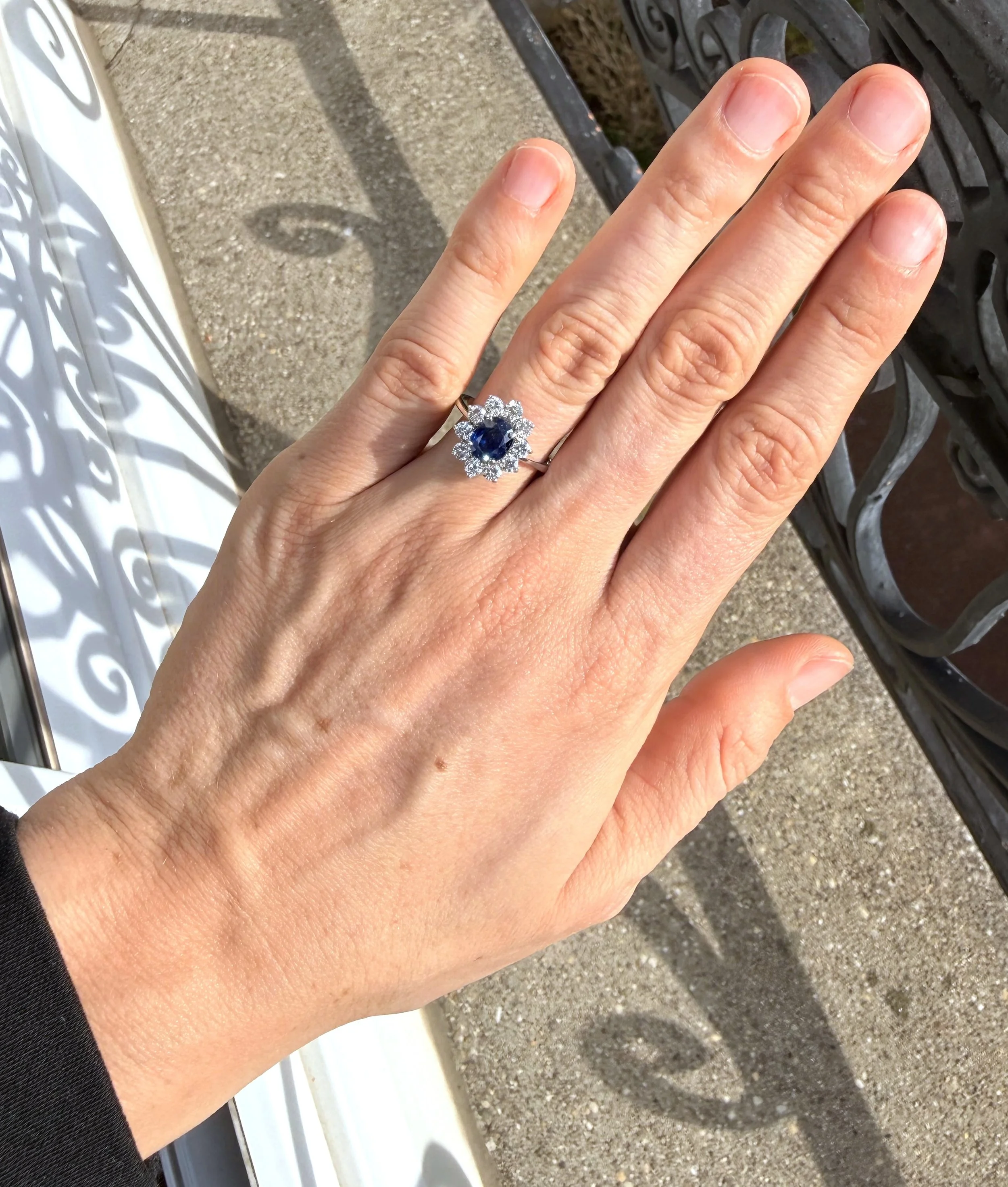 ADR3050-marguerite-saphir-entourage-diamants-bijoux-vintage-grandmere-anciens-paris-french-mariage-wedding8.jpeg