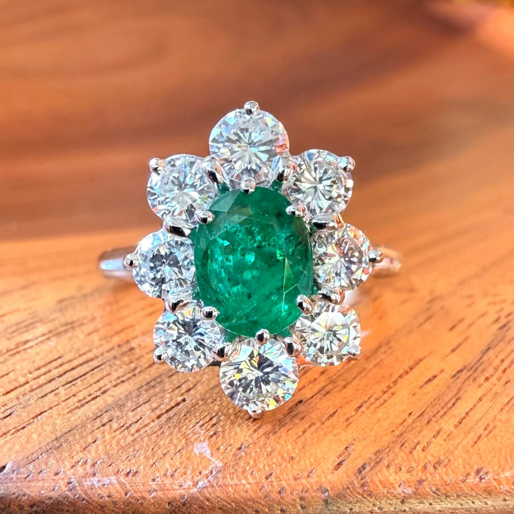 "La Vitamine" Bague marguerite vintage en platine, or blanc, émeraude et diamants