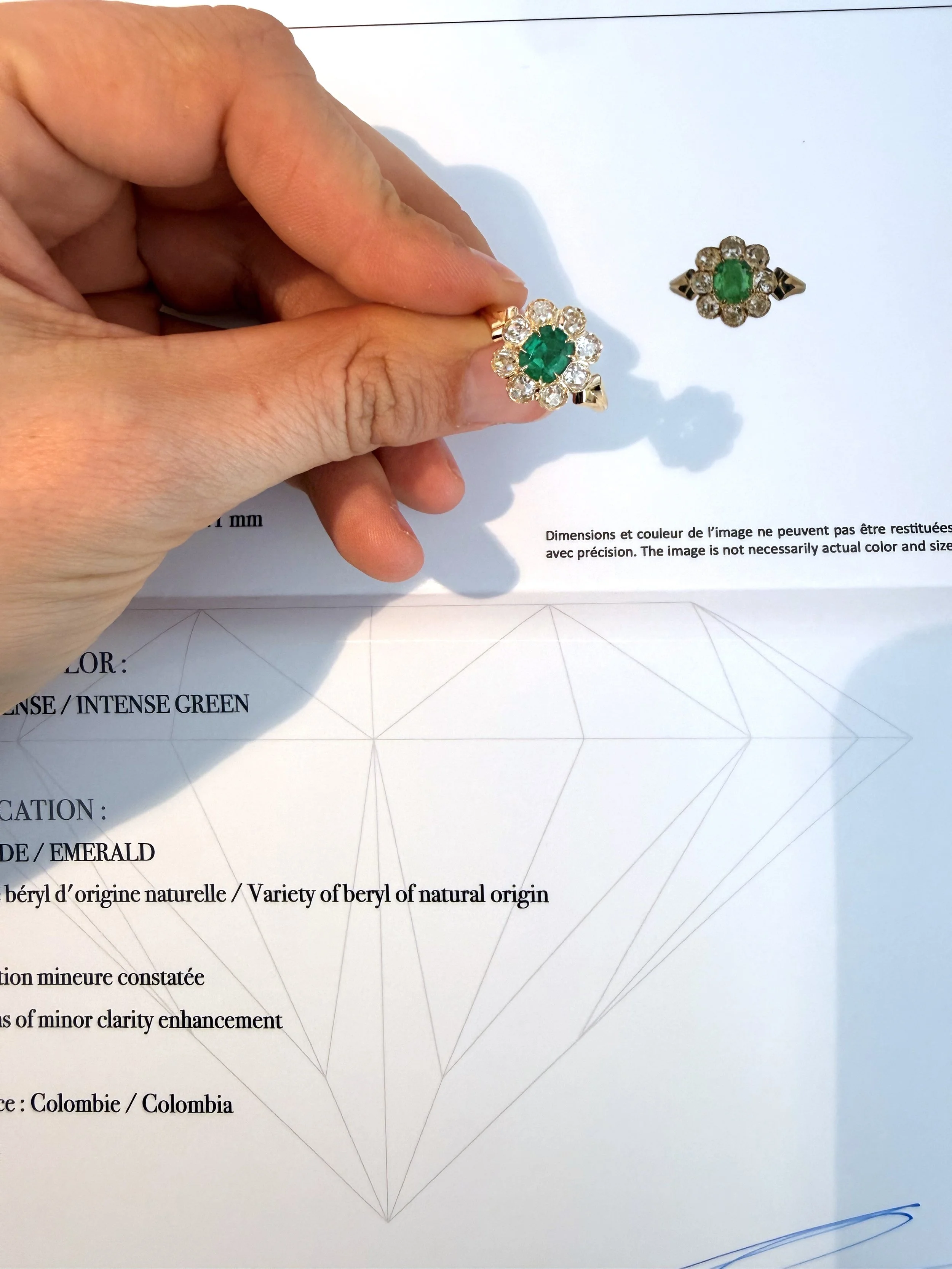 ADR3039-Lorraine-Bague-emeraude-or-jaune-entourage-marguerite-princesse7.jpeg