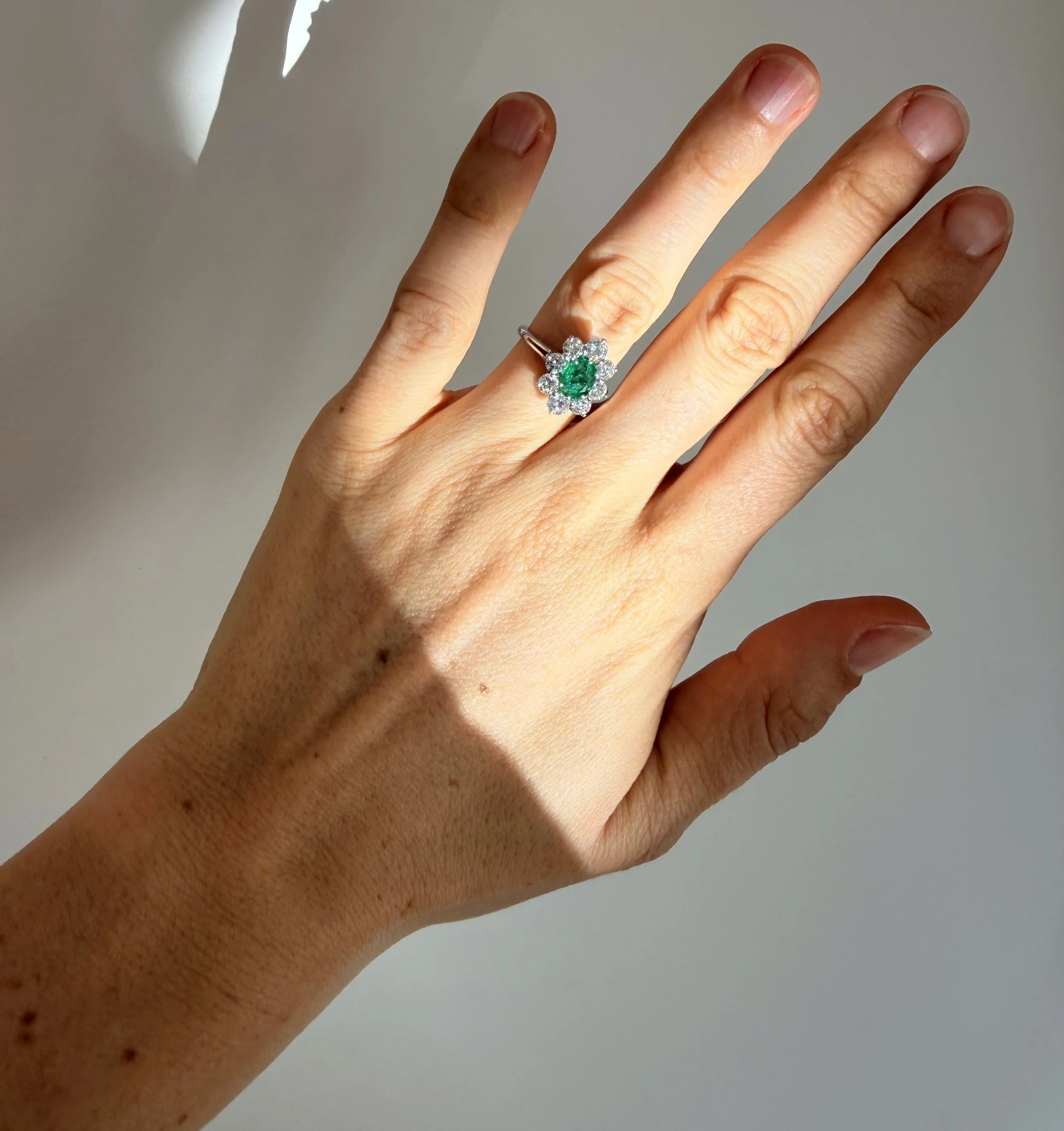 ADR3043-Bague-emeraude-marguerite-entourage-diamants4.jpeg