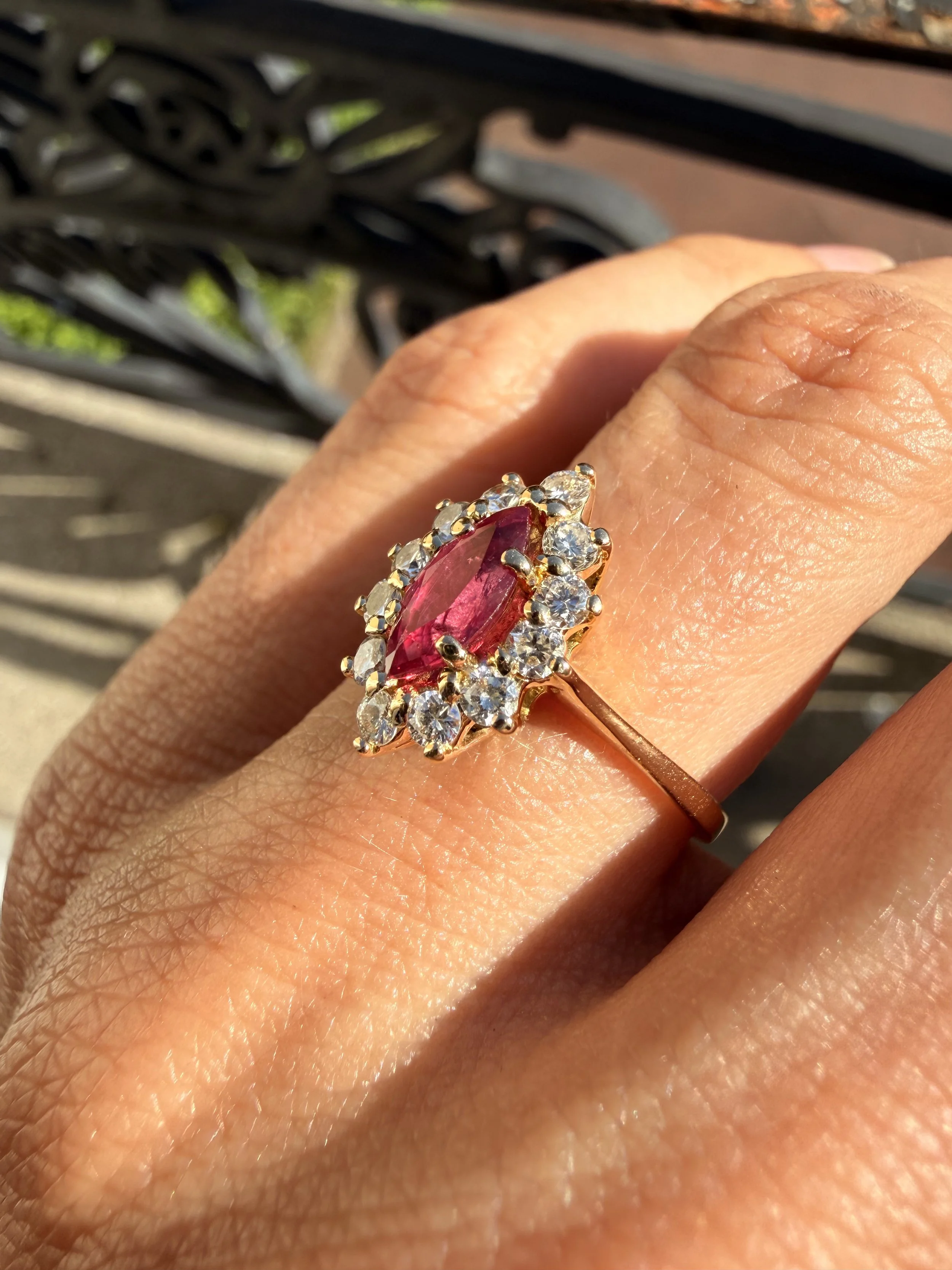 ADR3012-Bague-josephine-rubis-diamants-or-jaune-navette-marquise13.jpeg