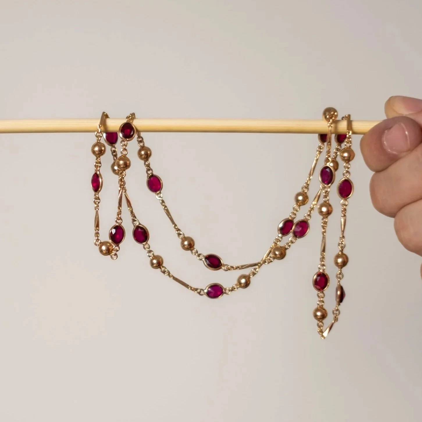 “Le Lollipop” Collier en or jaune a maillons fantaisie et pierres rouges d'imitation