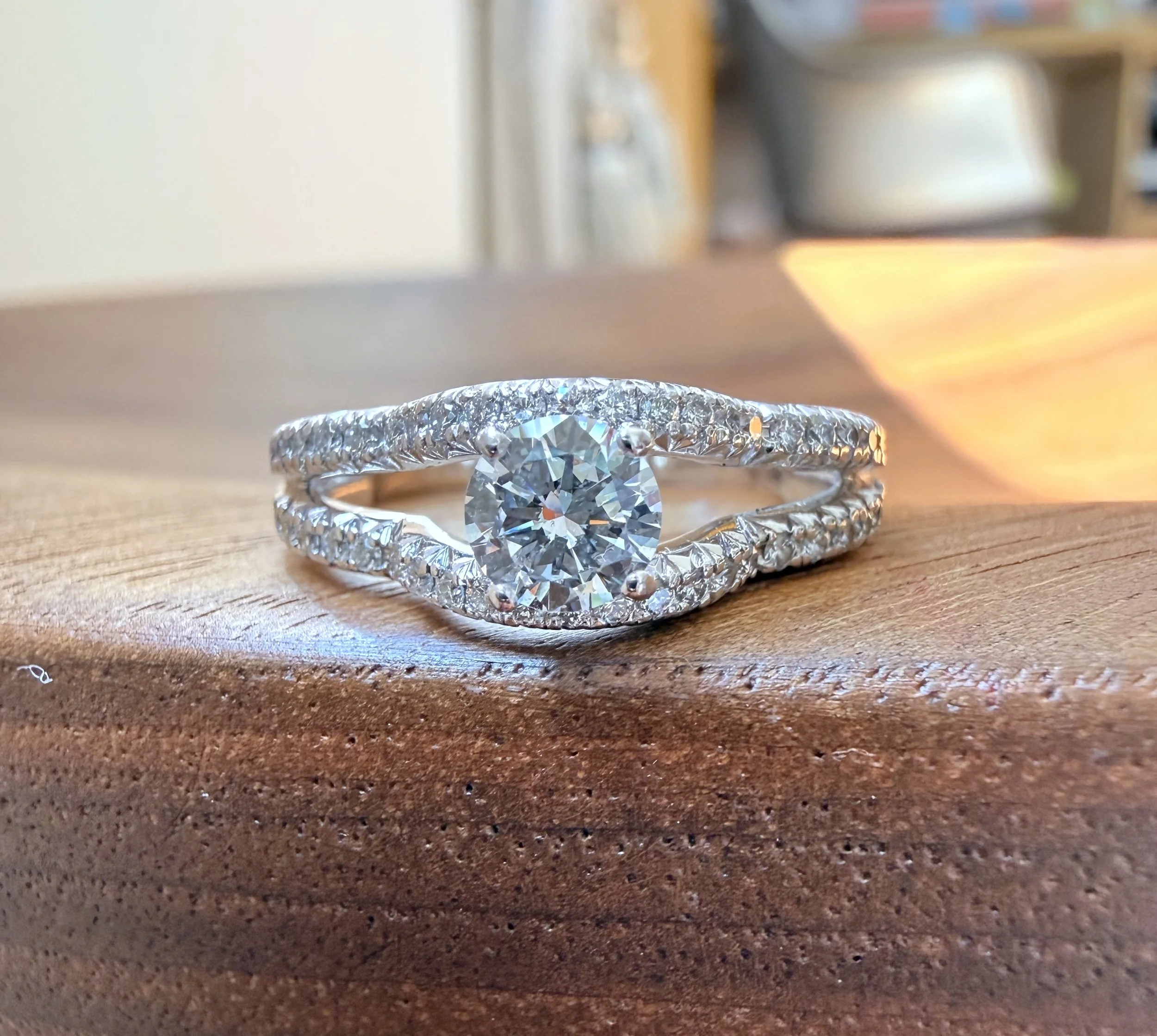 Chanel, solitaire "profil de Camélia" en or blanc et diamants