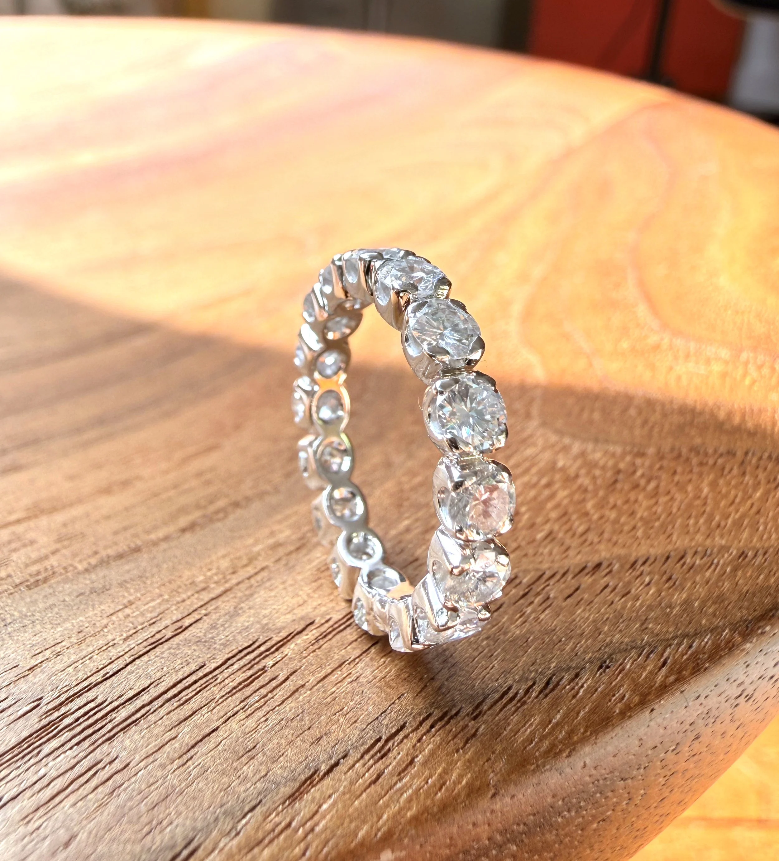 ADR3100_Alliance-or-blanc-diamants-diamond-ring-eternity-americaine-mariage8.jpeg