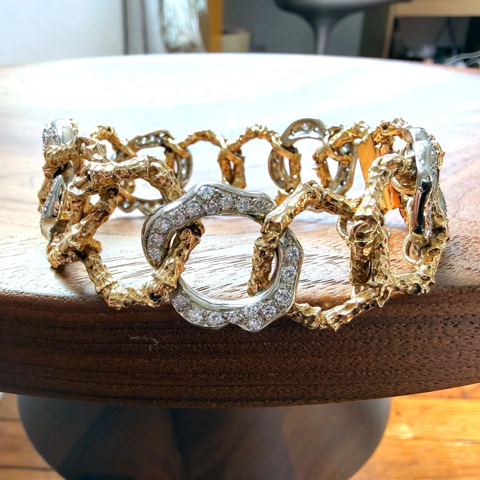 Bracelet ancien "Cristofol", deux ors, travail texturé avec diamants