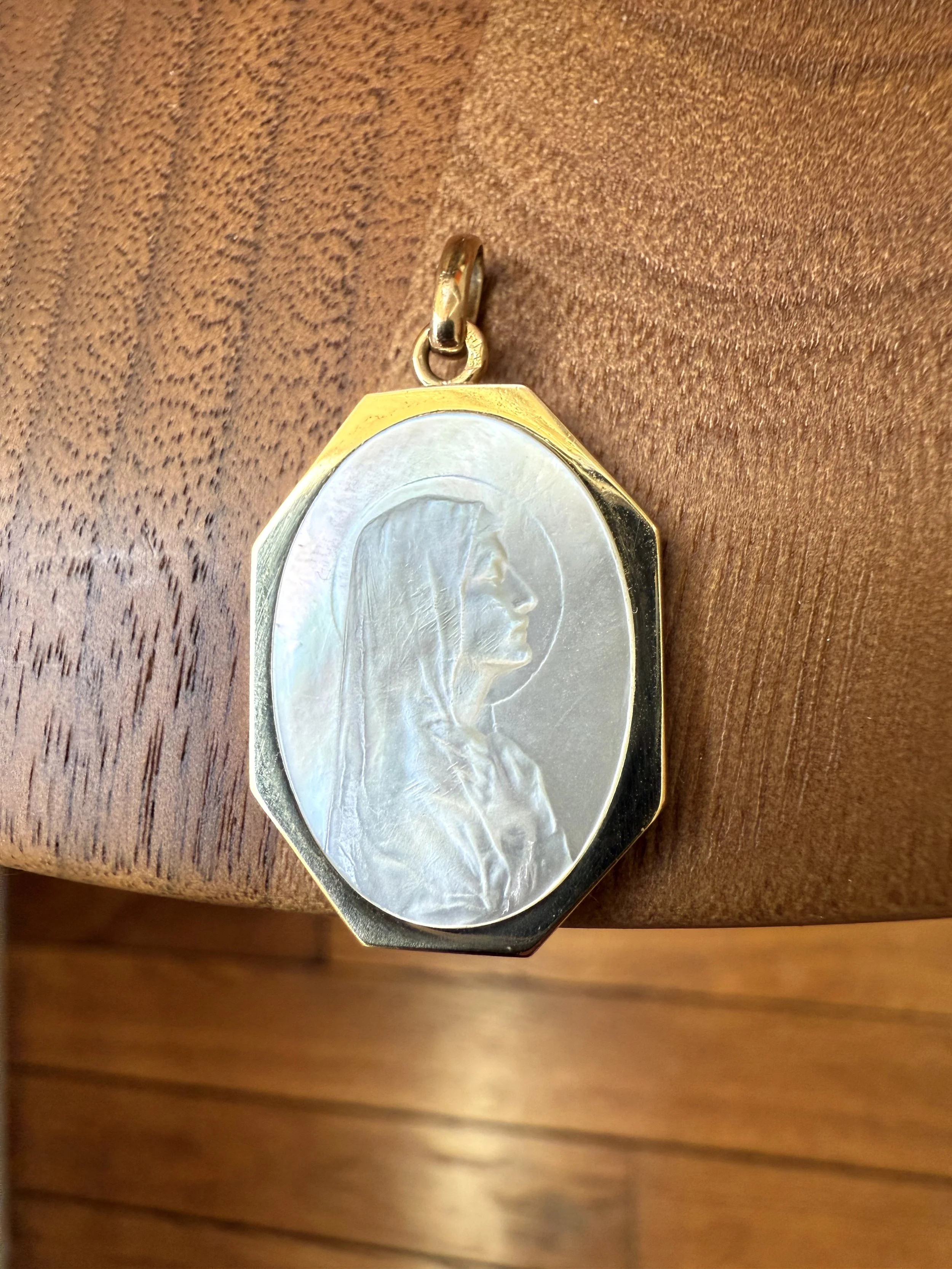 ADR2828-medaille-vierge-marie-or-jaune-nacre3.jpeg