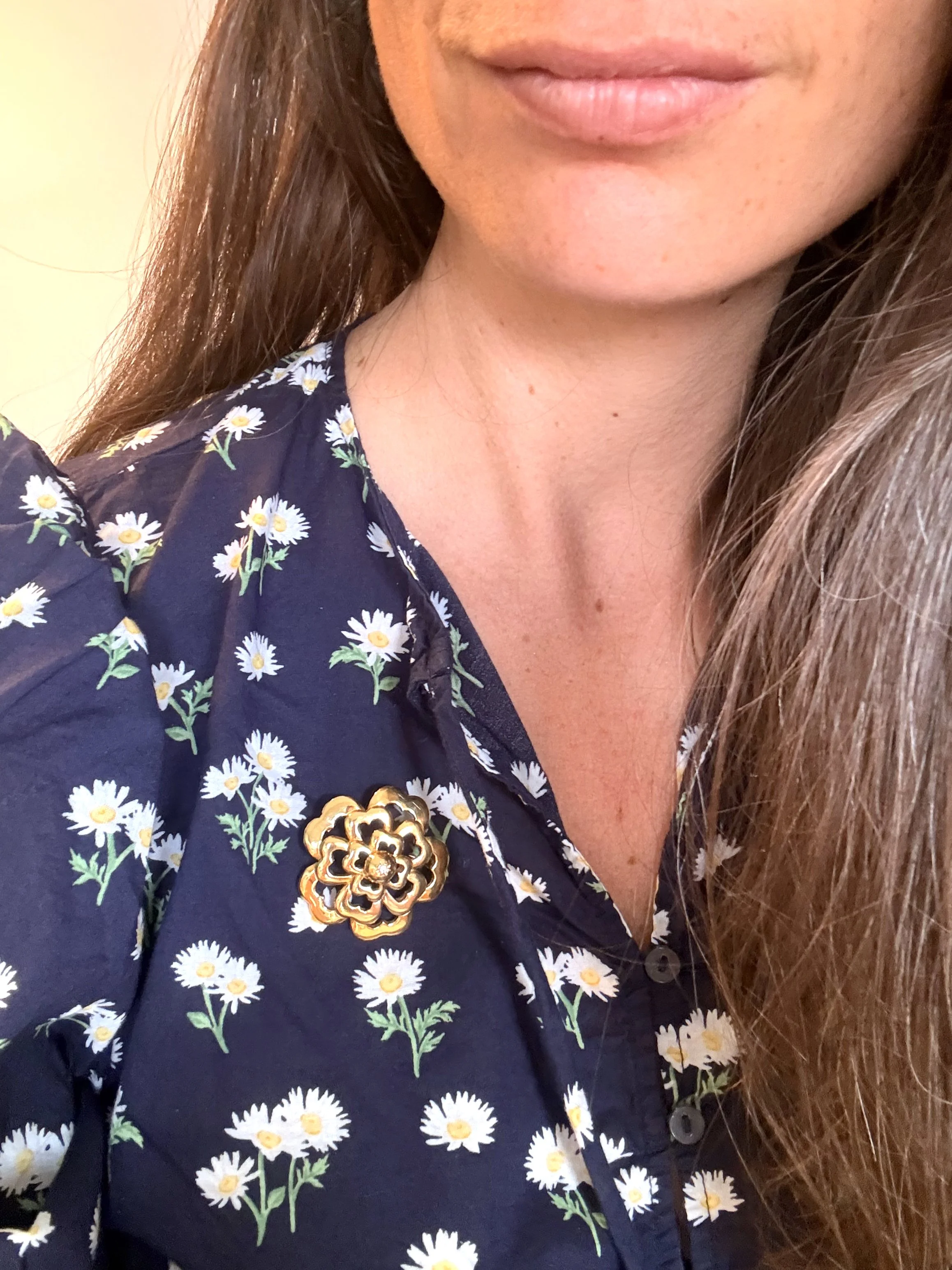 ADR3026-broche-Camelia-or-jaune-fleur-chanel-style-diamant1.jpeg
