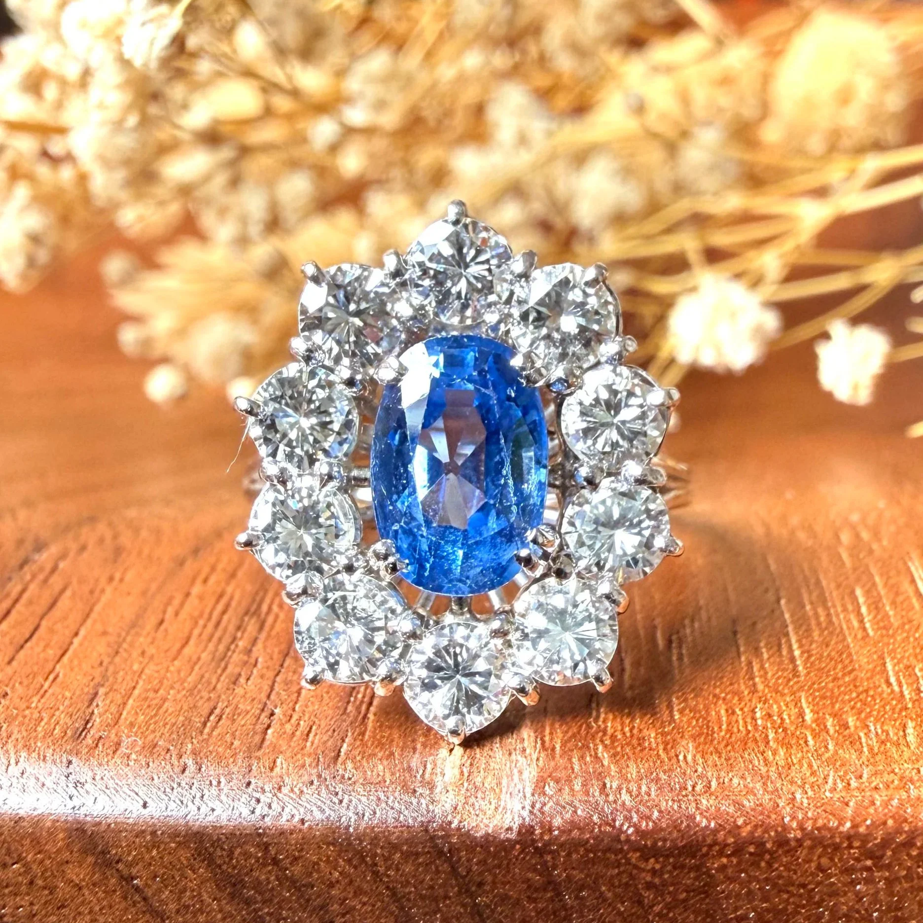"La Marion" Bague vintage en platine, or blanc, saphir naturel de Ceylan et diamants