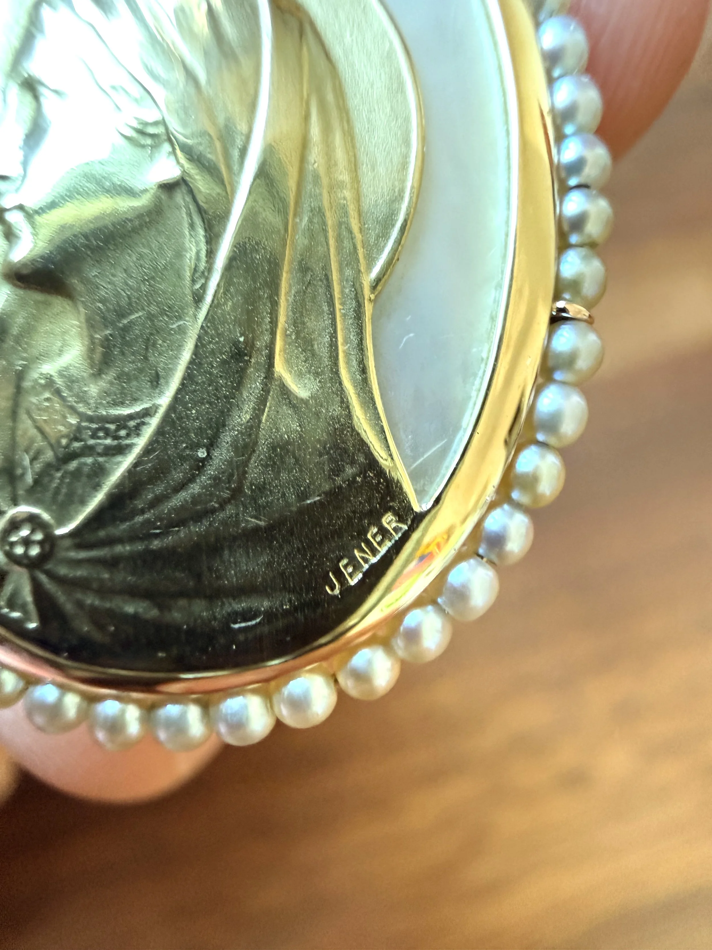 ADR3099-medaille-ancienne-vintage-vierge-ovale-or-jaune-perles-Jener-signee4.jpeg