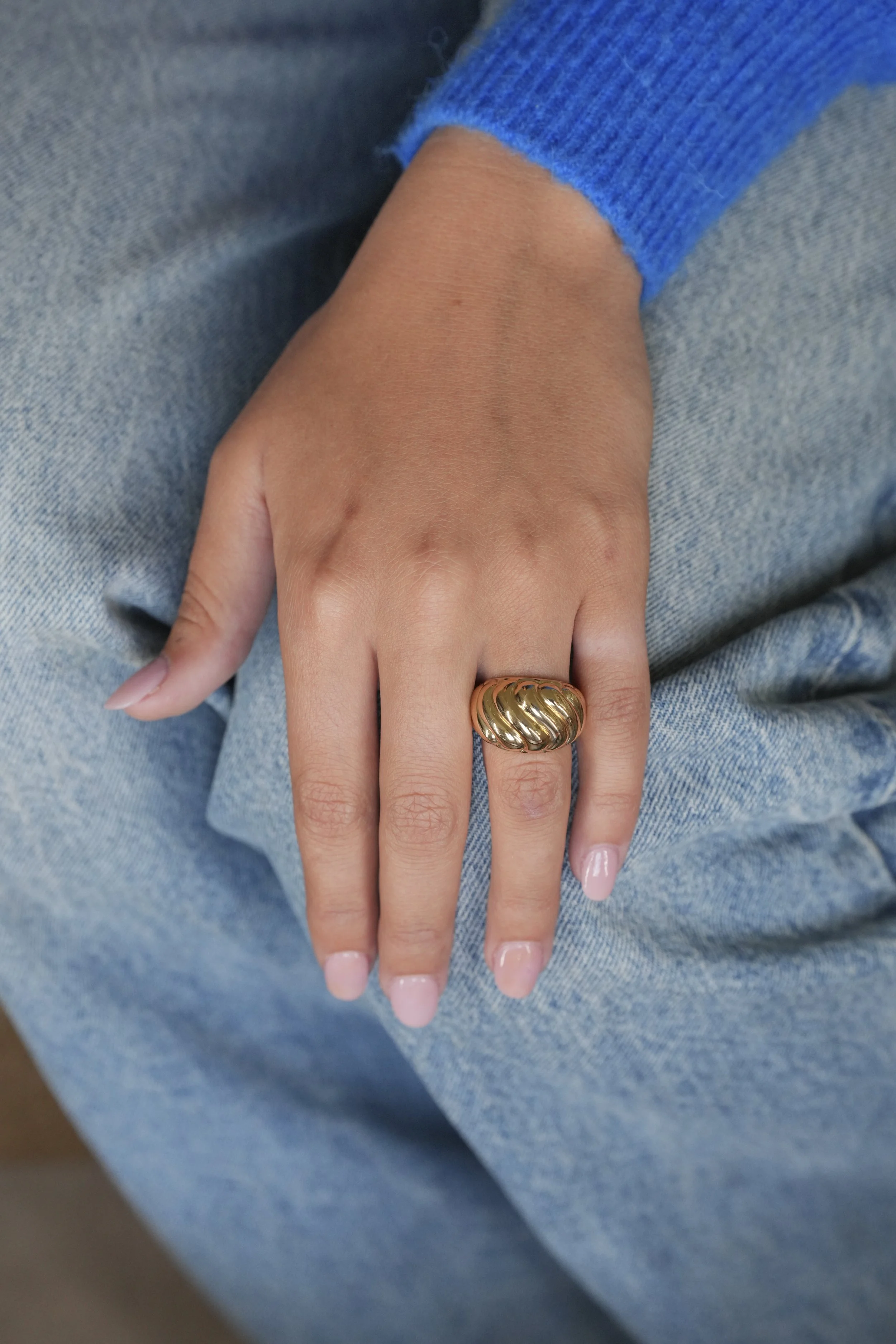 ADR2830-bague-VCA-or-jaune-wave-cadeau-naissance-anniversaire (3).jpg
