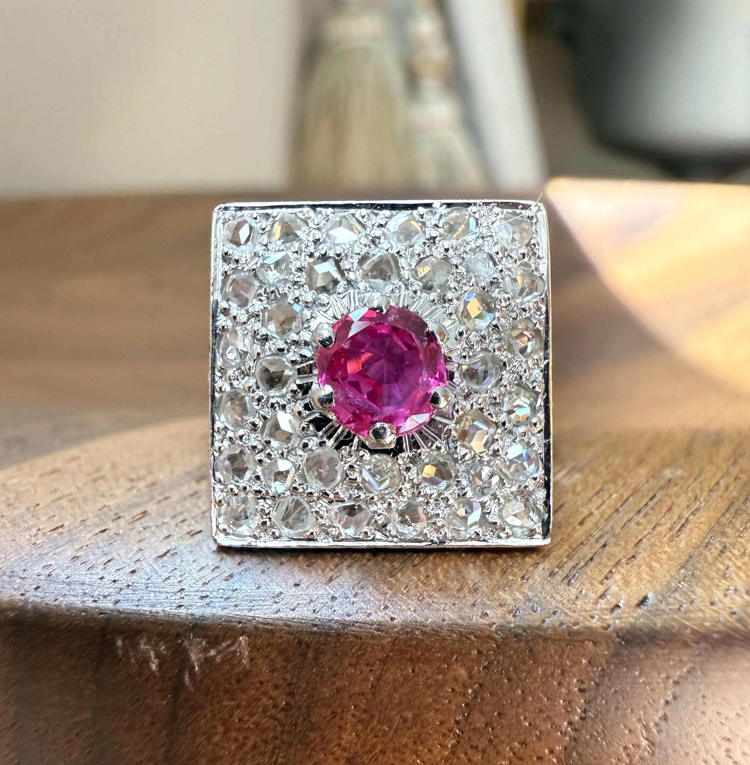 "La Gaïa" Bague vintage en or blanc, rubis et diamants