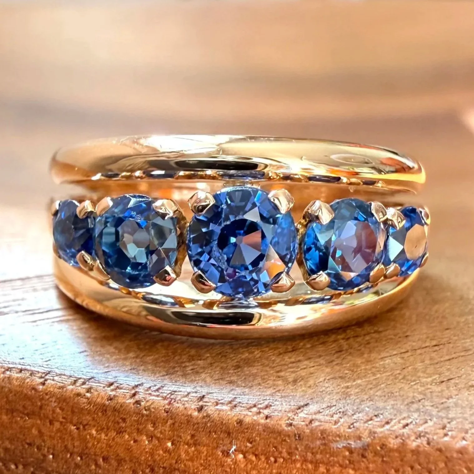 "L'Ocean" Bague vintage en or jaune et cinq saphirs