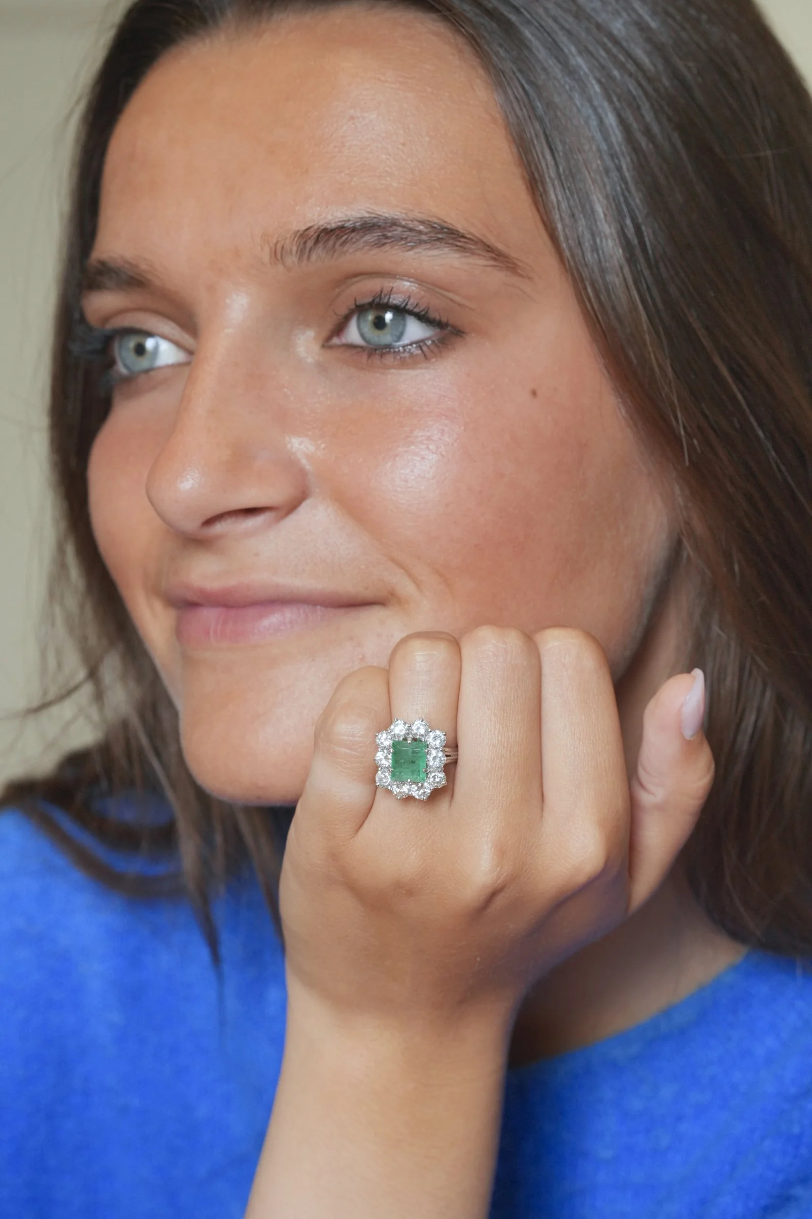ADR3020-Univers-Bague-emeraude-diamants-entourage-rare-unique1.jpg