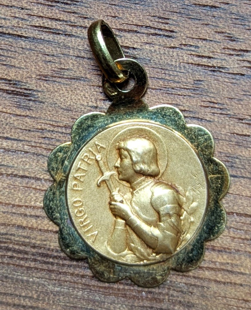 Médaille en or jaune de forme festonnée représentant Saint Jeanne d'Arc tenant son épée levée