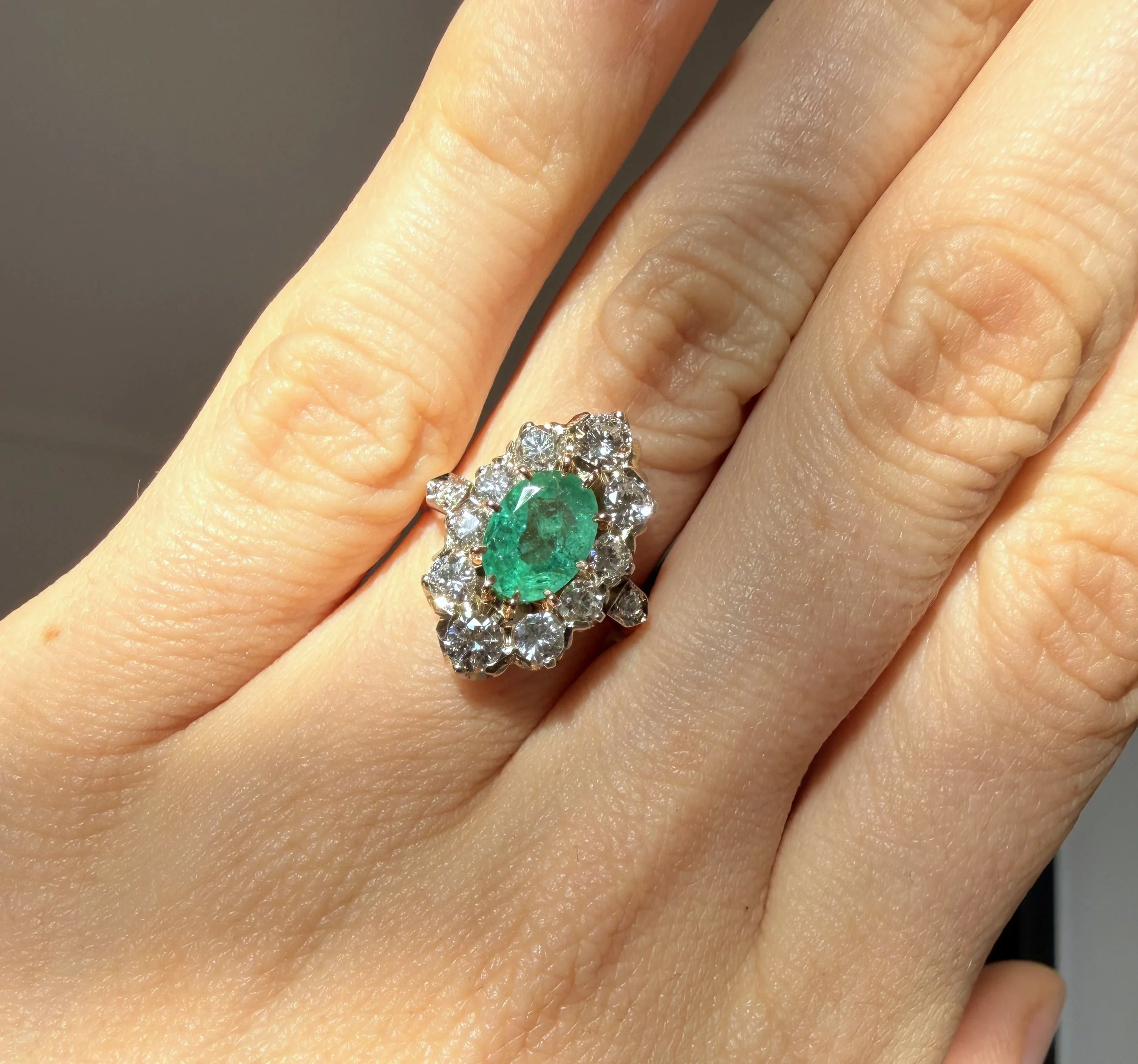 ADR3019-emeraude-zambie-bague-ancienne-halo-diamond-emerald-ring-estate-bijoux-anciens-paris-french-jewelry-unique-estate-vintage7.jpeg