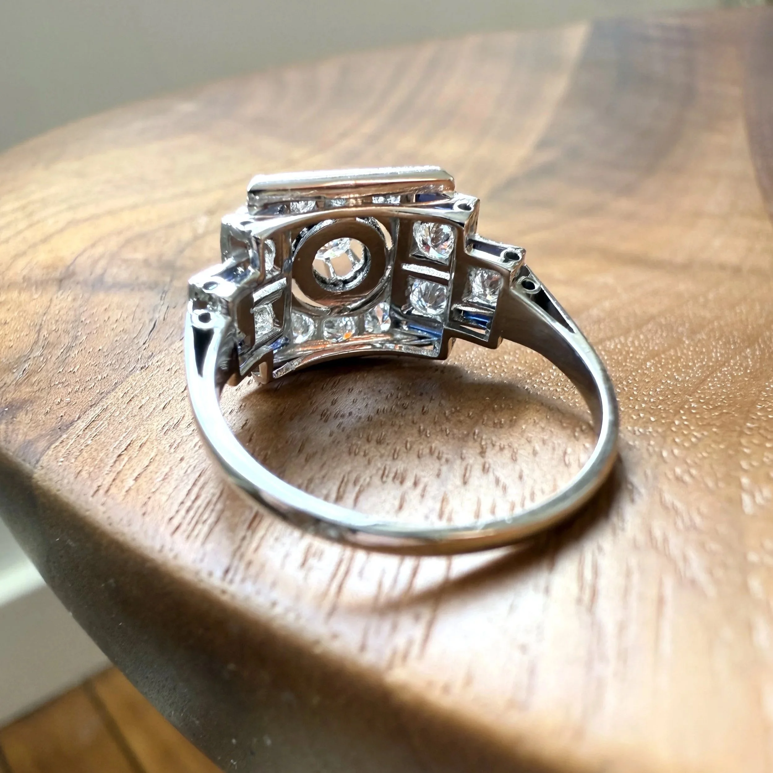 ADR2990-Art-Deco-bague-platine-diamants-saphirs-ring-diamonds-sapphire-rare-ring-bijoux-anciens-paris-french-jewelry3.jpg