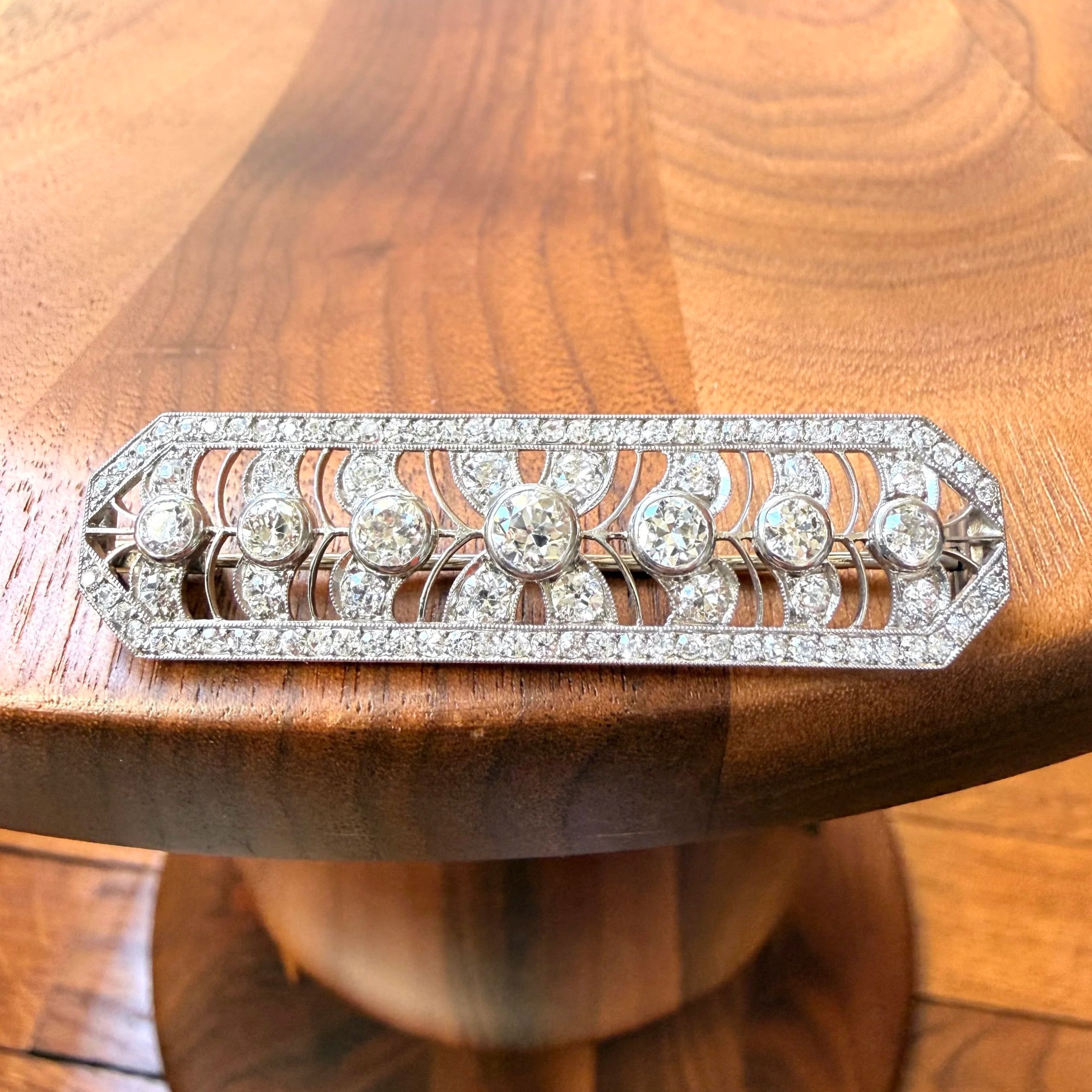 Arthus Bertrand, rare broche ancienne d'époque Art Déco en platine, or blanc et diamants
