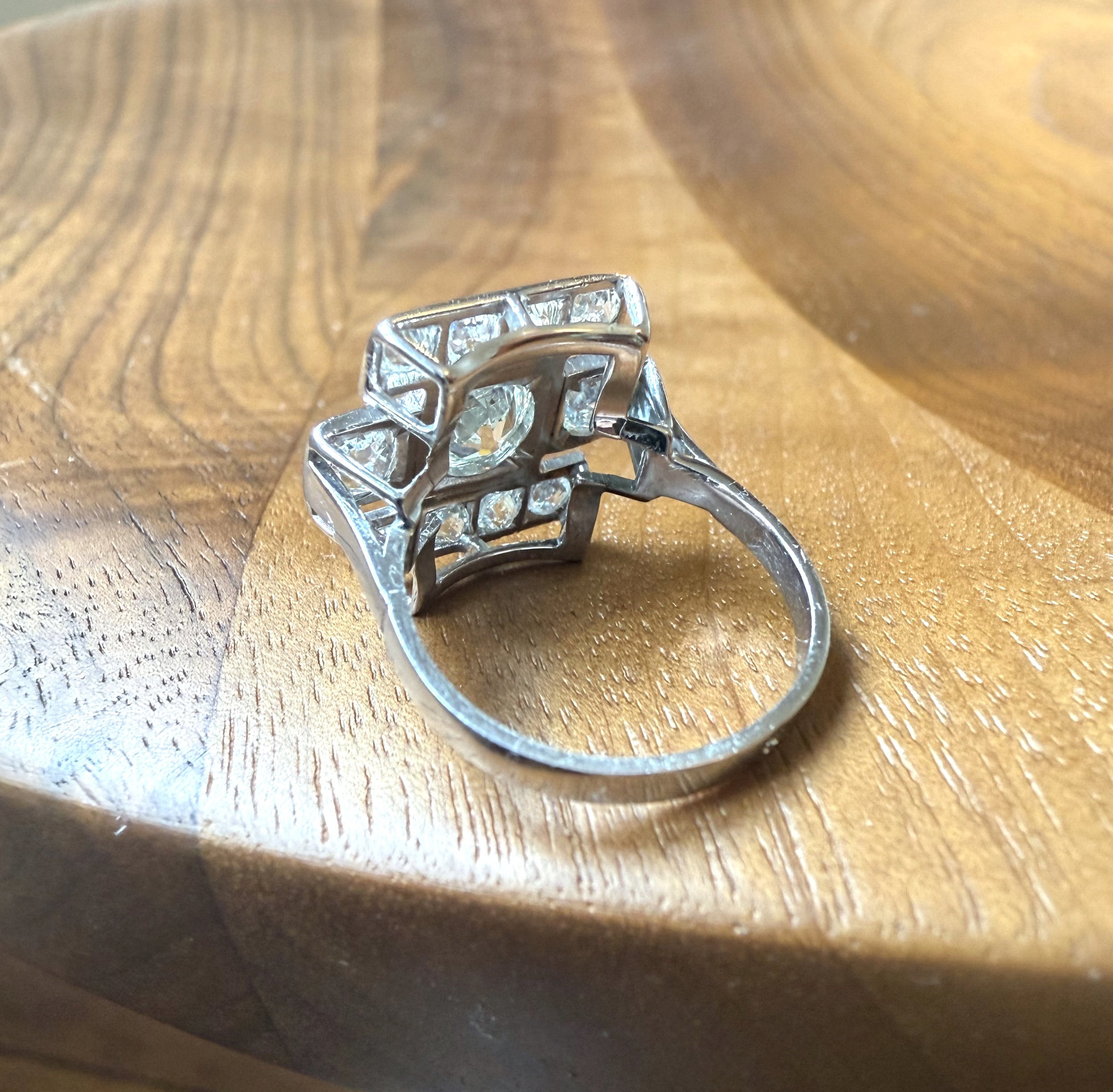 ADR2929-La-Louise-bague-ancienne-art-deco-diamants-diamonds-ring-bijoux-anciens-paris-laura-fleur-art-deco-specialist-expert-jewels-heritage-fiancailles-mariage5.jpeg