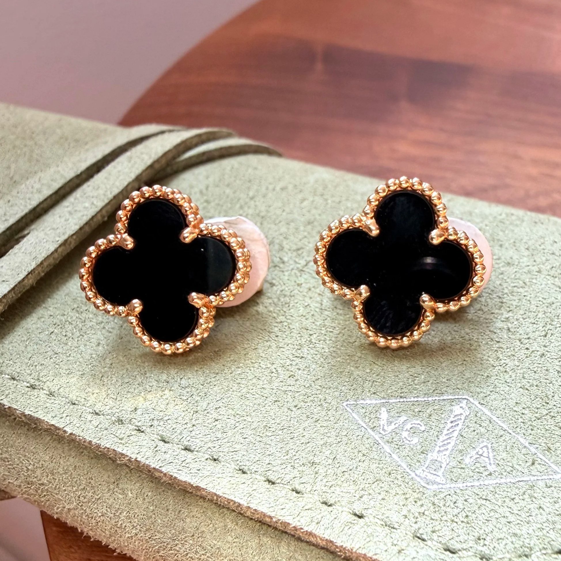 Van Cleef & Arpels, paire de clips d'oreilles Alhambra en or jaune et onyx