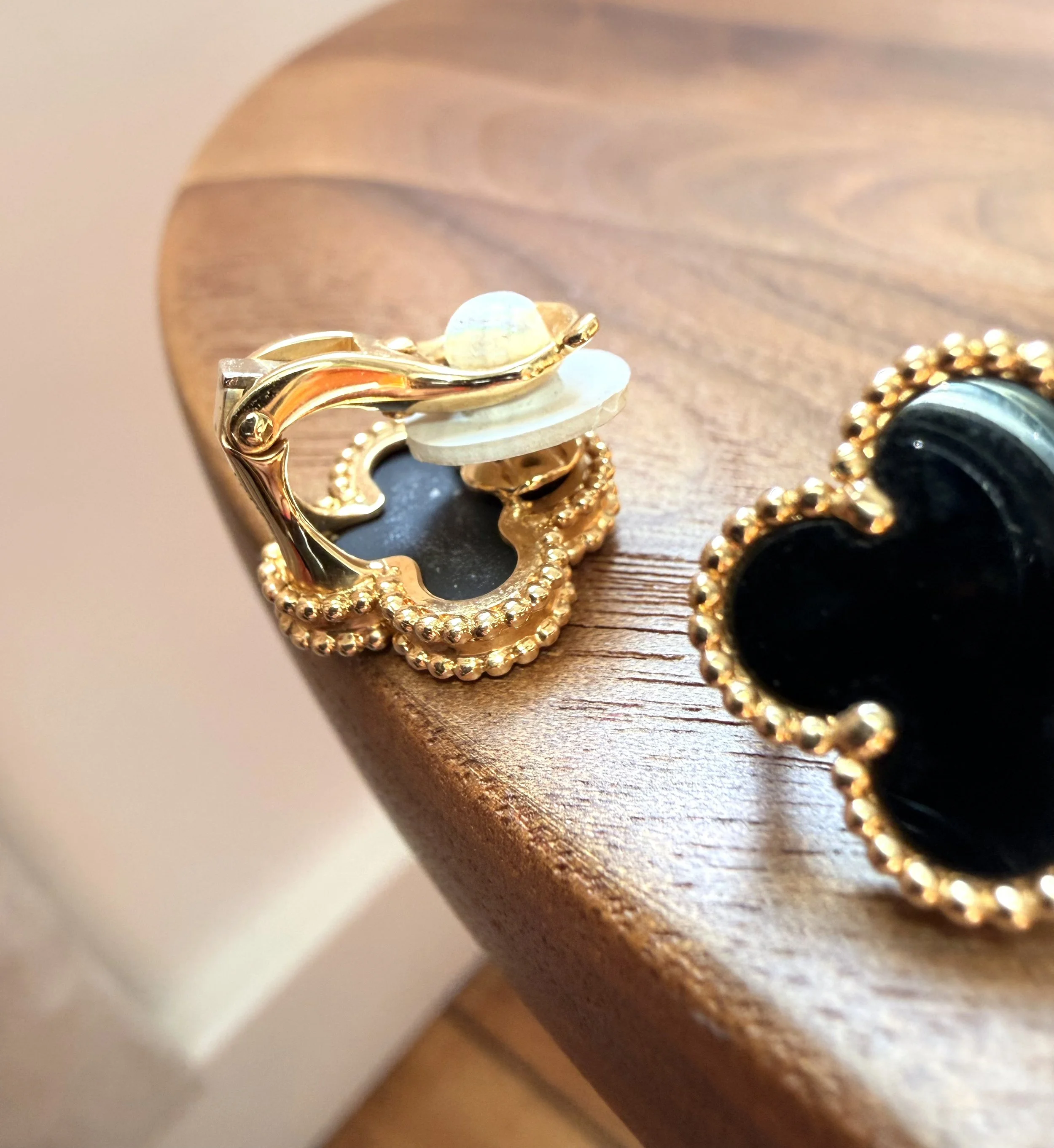 ADR3055-Boucles-doreilles-or-jaune-onyx-gold-earrings-alhambra-vancleefarpels-VCA14.jpeg