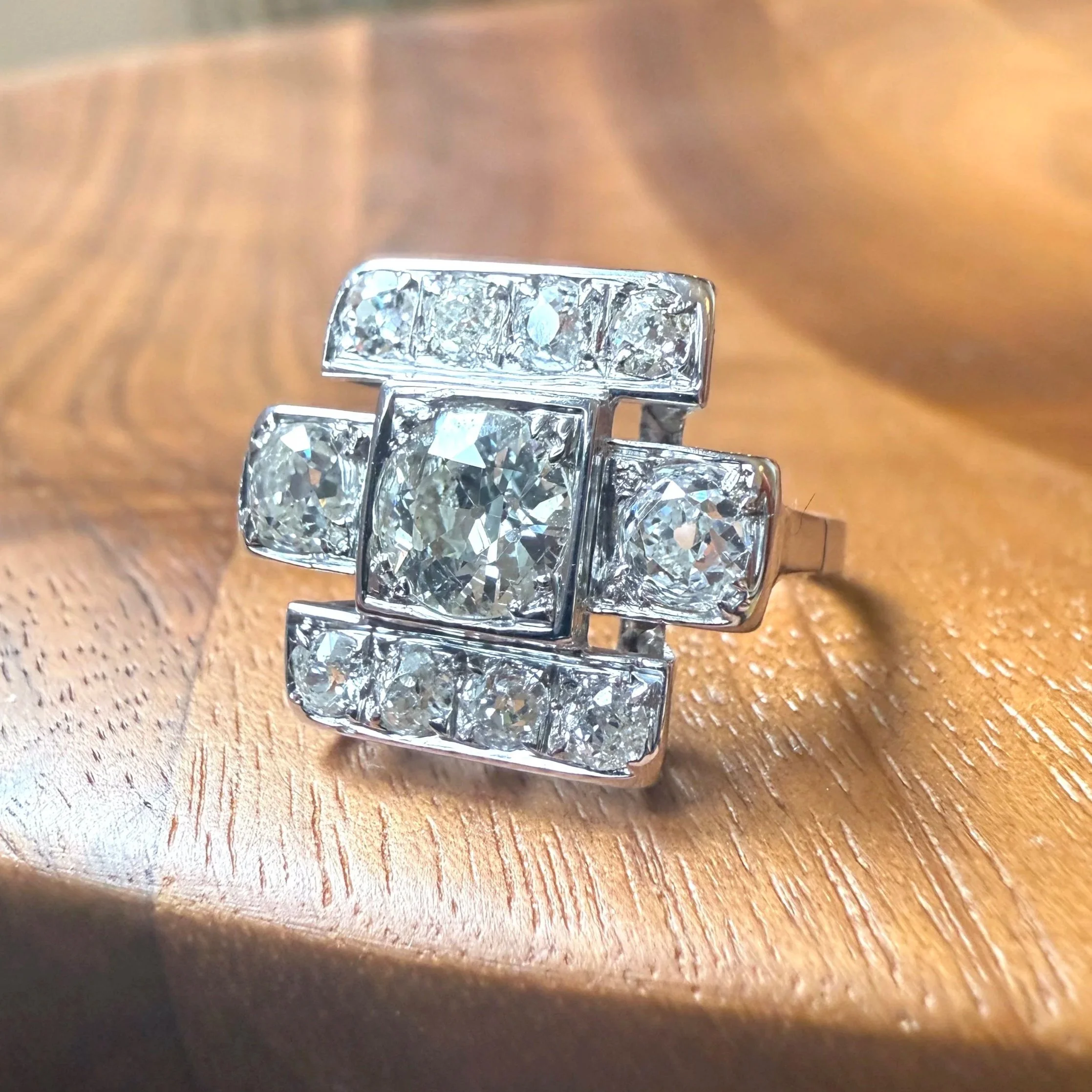 ADR2929-La-Louise-bague-ancienne-art-deco-diamants-diamonds-ring-bijoux-anciens-paris-laura-fleur-art-deco-specialist-expert-jewels-heritage-fiancailles-mariage2.jpg