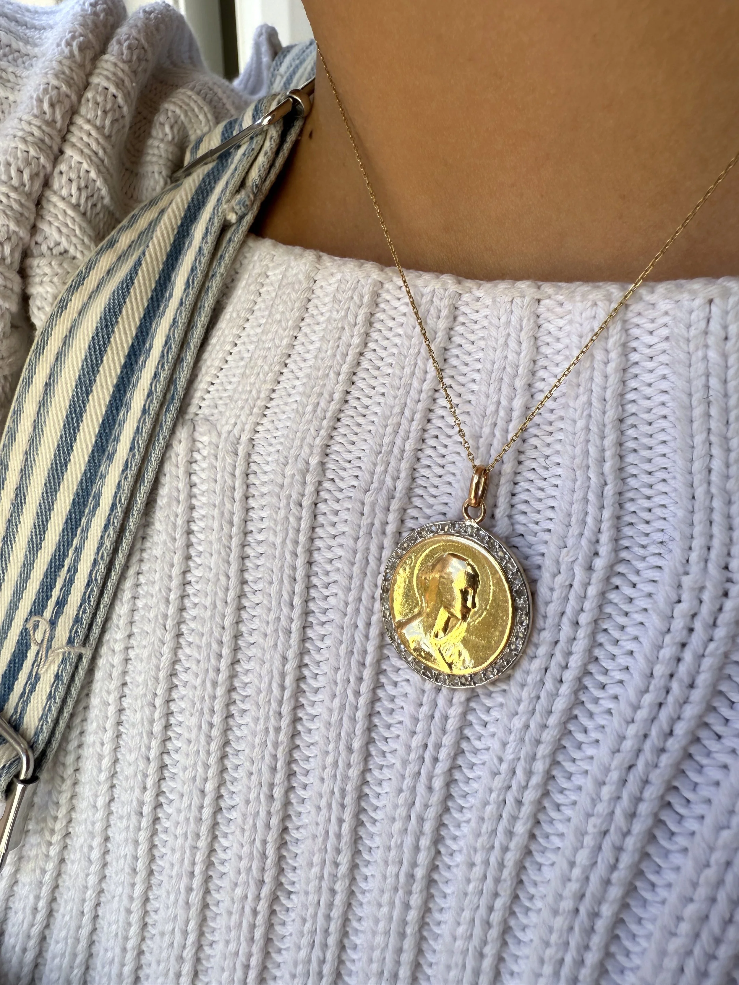 ADR2861-medaille-ronde-or-jaune-diamants-vierge-marie-cadeau-naissance-bapteme-communion-confirmation (2).jpeg