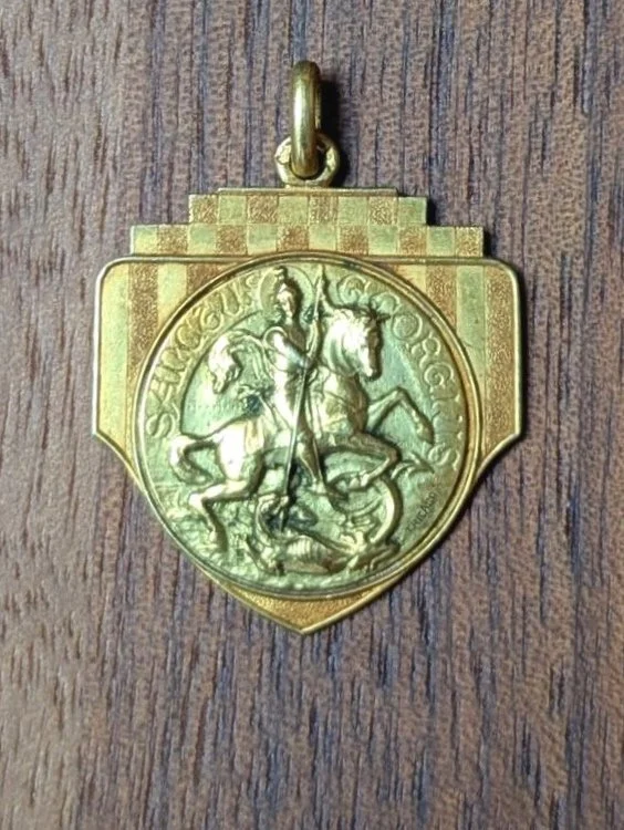 Médaille ancienne représentant "Saint Georges terrassant le dragon"
