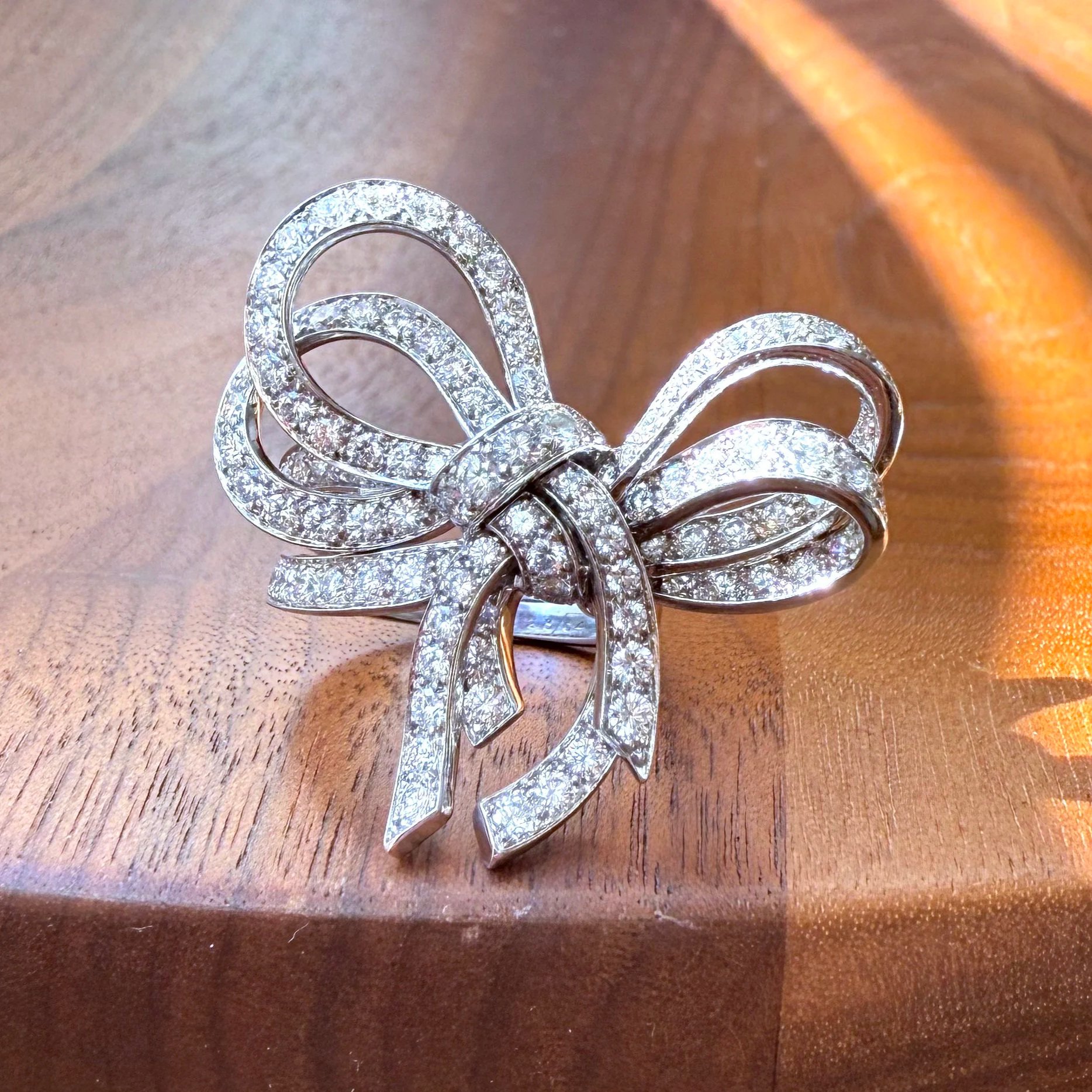 Van Cleef & Arpels, Bague "Double Noeud" en or blanc et diamants