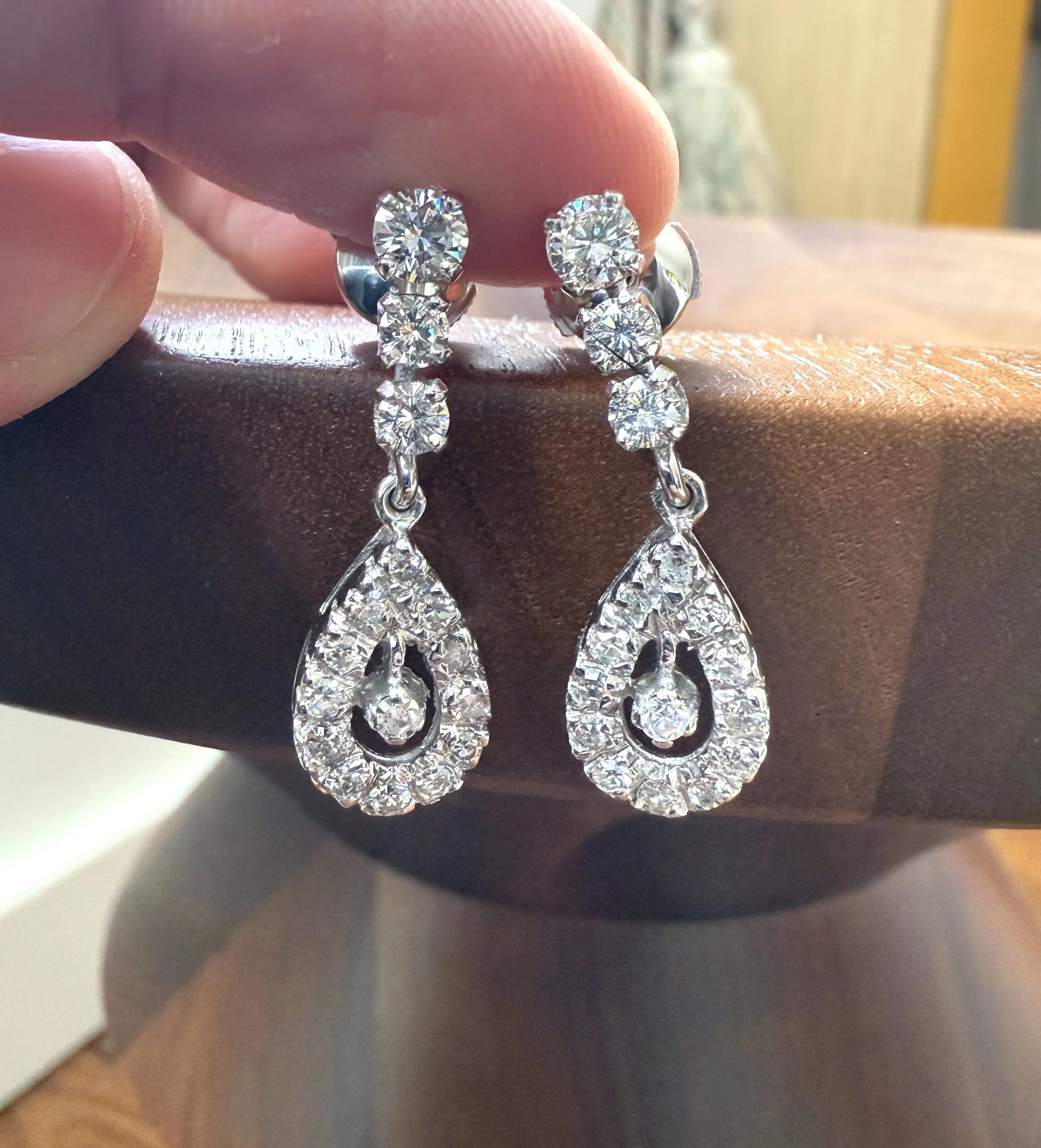 ADR2825-boucles-doreilles-or-blanc-diamants-pendantes-poire-pearshape-pear-diamonds-earrings-pendant-earstuds-diamondstuds2.jpeg