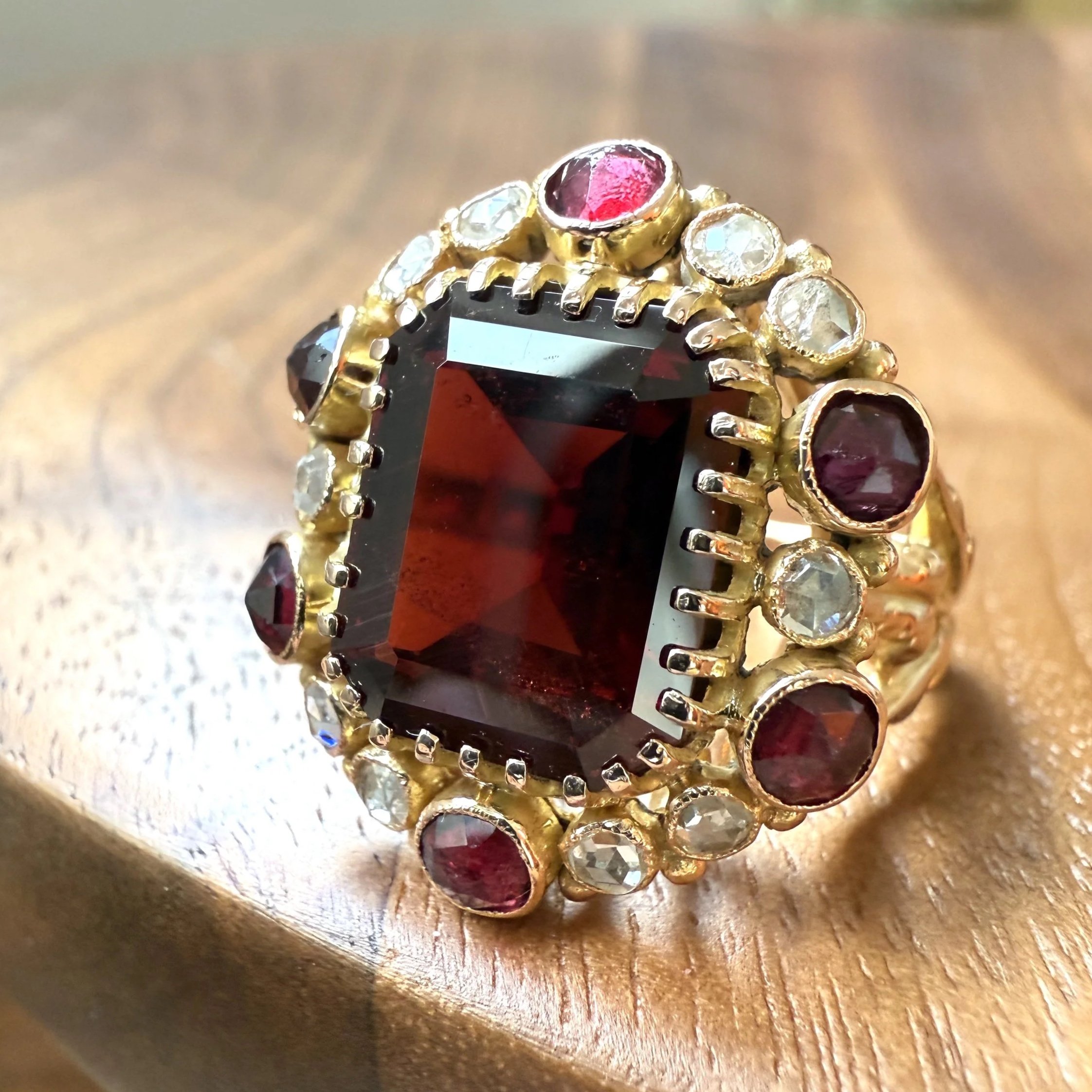 ADR2980-Reine-bague-grenat-red-stone-precious-queen-louvre-paris-parisienne-parisian-ring-estate-heritage-france-bijoux-anciens-french1.jpg