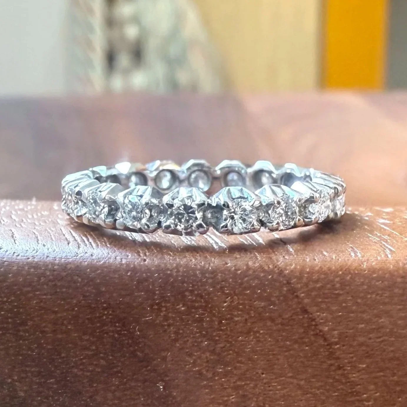 Alliance en or blanc et diamants T51